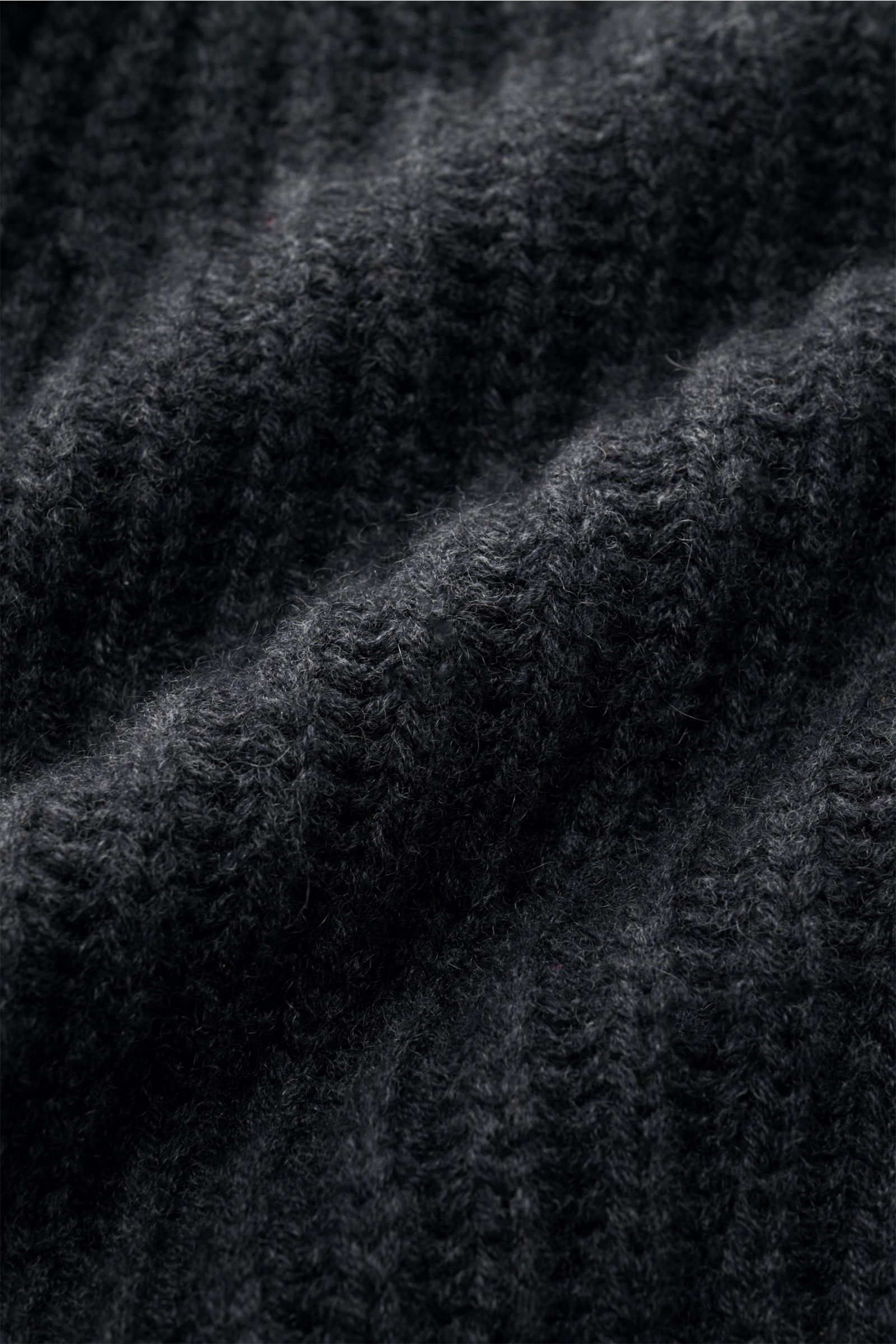 Close-up front view of von Braun Cashmere cardigan anthracite mottled showing soft, chunky brioche knit texture in pure Mongolian cashmere. How about a less chunky knit? This cardigan in brioche stitch from the VON BRAUN Cashmere collection is your best d