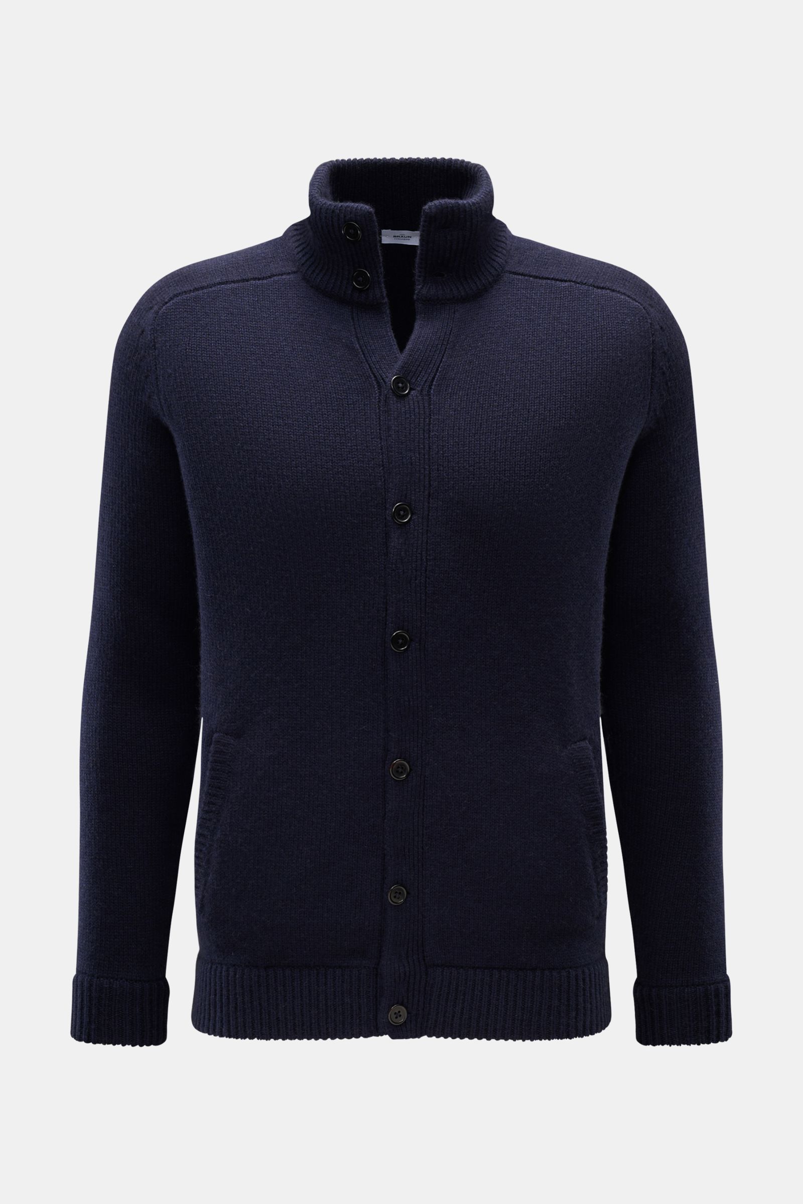 von Braun Cashmere Cardigan navy in Frontansicht, Slim Fit mit Stehkragen, durchgehender Knopfleiste, schräge Leistentaschen, Halbraglan-Ärmel, Rippbündchen, aus reinem mongolischem Cashmere, weicher Griff, mittelfeines Strickbild.
