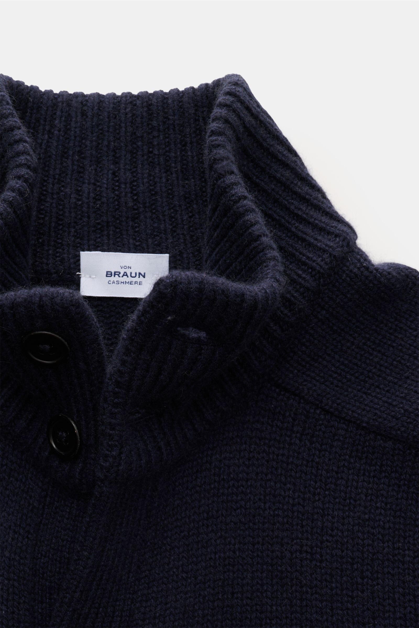 von Braun Cashmere Cardigan navy, Detailaufnahme von oben, hoher Stehkragen mit Knöpfen, mittelfeines Strickbild, reiner mongolischer Cashmere, weicher Griff, Slim Fit