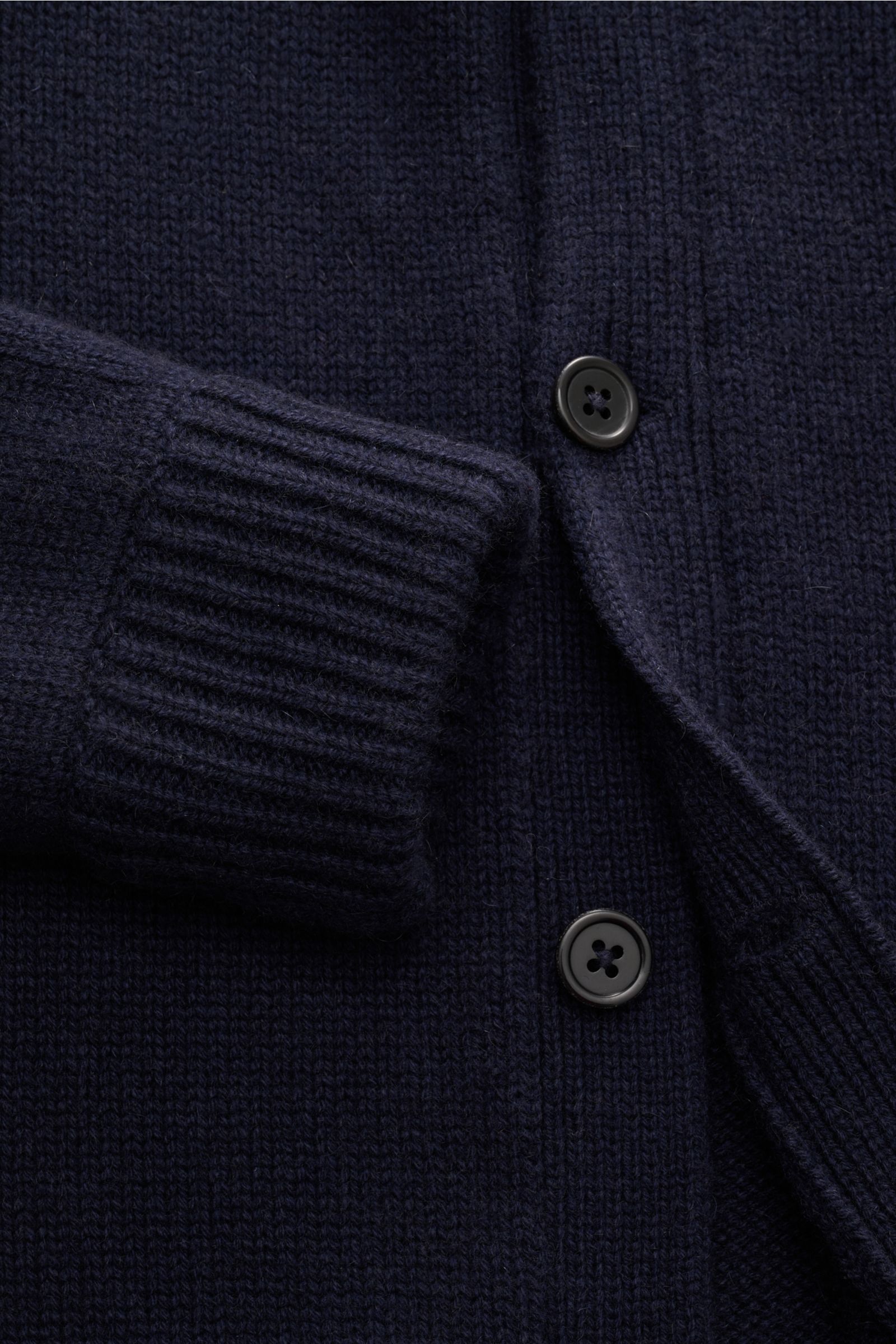 Nahaufnahme von von Braun Cashmere Cardigan navy aus reinem mongolischem Cashmere, weicher Griff, Slim Fit, Knopfleiste, Rippbündchen.
