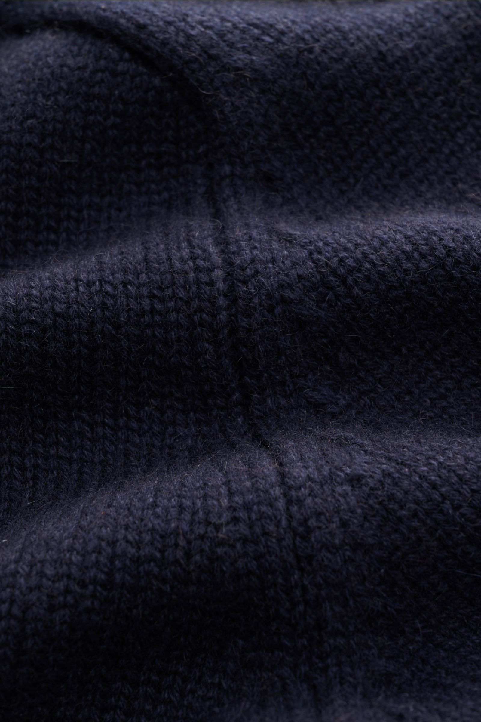 Nahaufnahme des von Braun Cashmere Cardigan navy aus reinem, mongolischem Cashmere mit weichem Griff und mittelfeinem Strickbild.