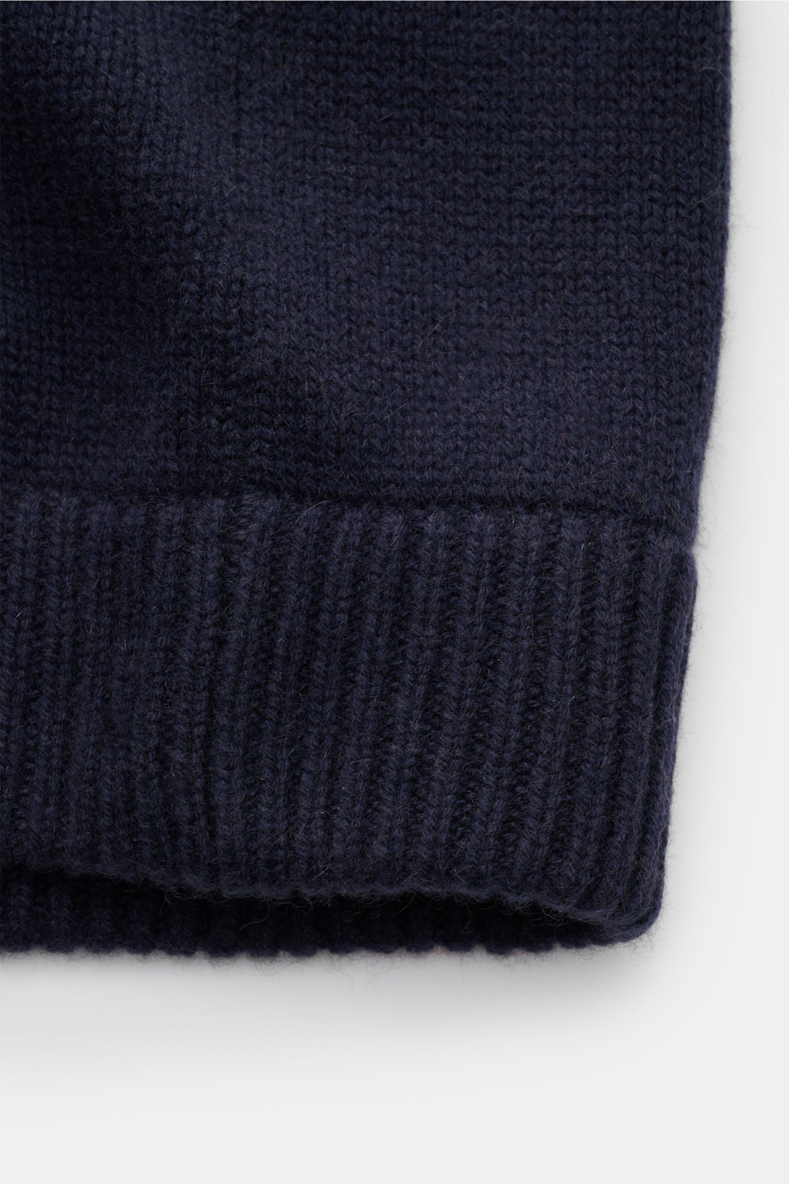 Nahaufnahme des Saum-Bündchens des von Braun Cashmere Cardigan navy, mittelfeines Strickbild, weicher Griff, aus reinem mongolischem Cashmere.