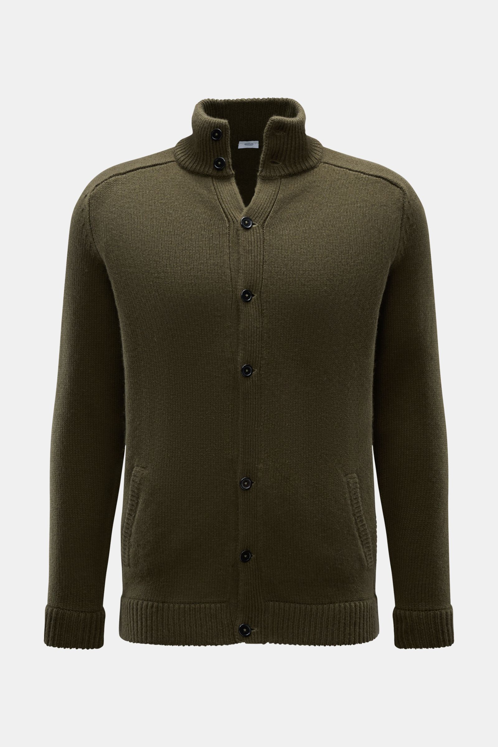 Von vorne fotografierter von Braun Cashmere Cardigan oliv aus reinem mongolischem Cashmere mit Stehkragen, Knopfleiste, schrägen Taschen und Slim Fit.