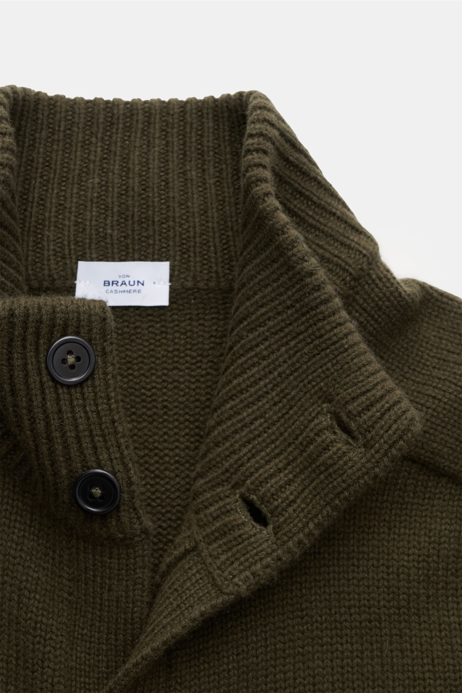 Nahaufnahme von Stehkragen mit Knöpfen des von Braun Cashmere Cardigan oliv aus reinem, mongolischem Cashmere, weicher Griff, mittelfeines Strickbild.