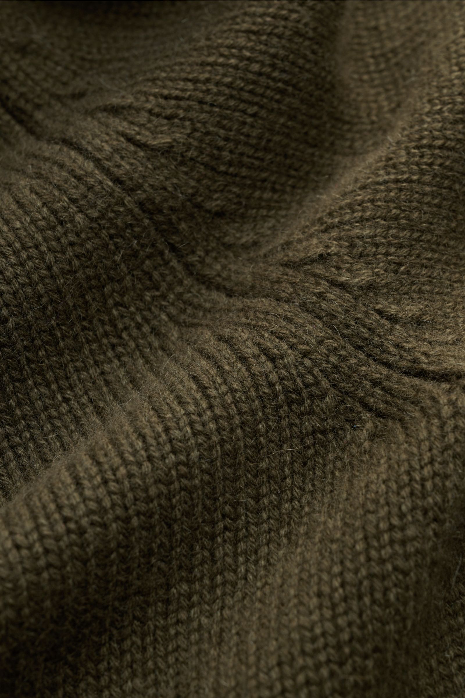 Nahaufnahme des olivfarbenen von Braun Cashmere Cardigan aus reinem, mongolischem Cashmere mit weichem Griff und mittelfeinem Strickbild.