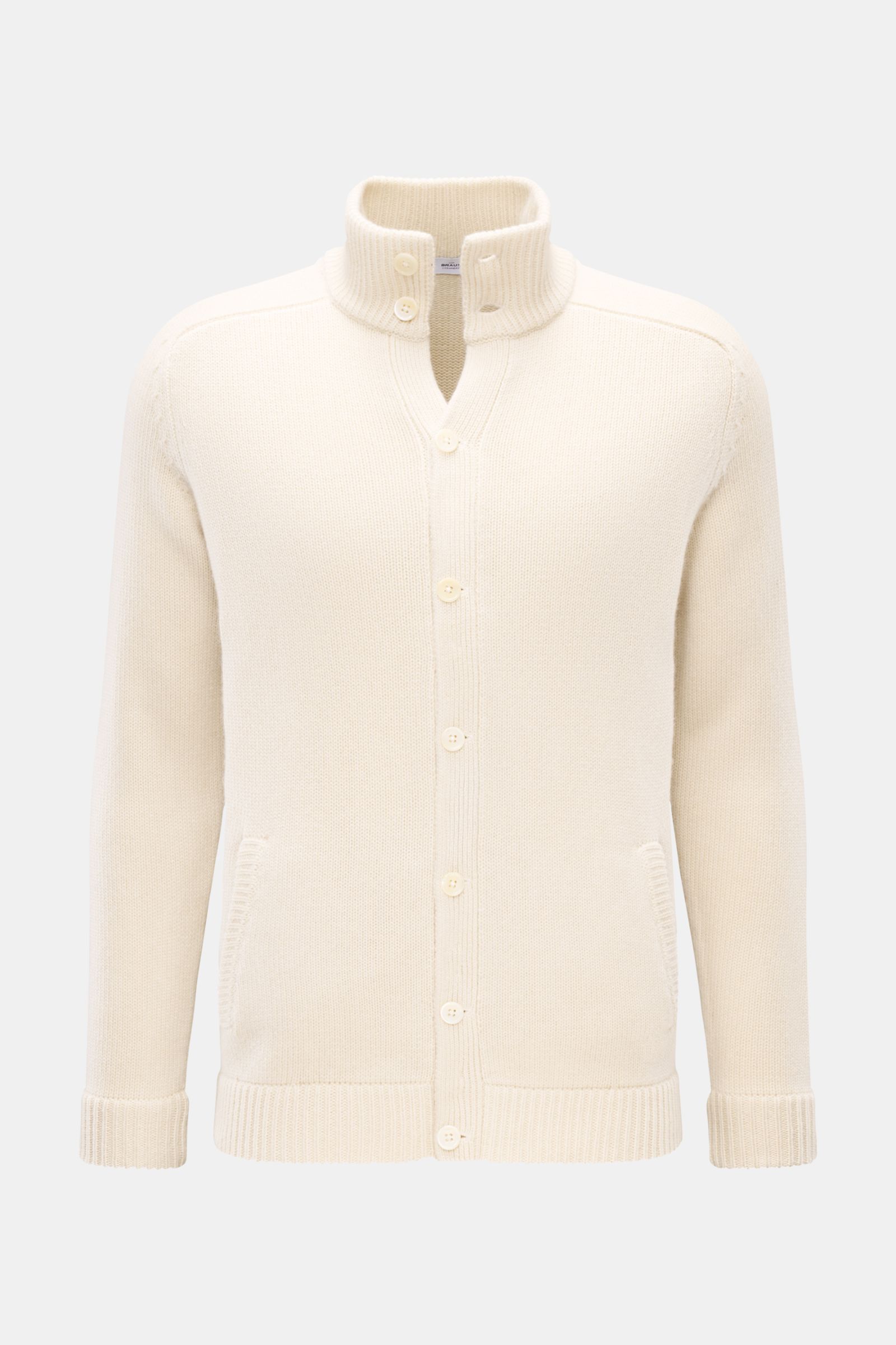 von Braun Cashmere Cardigan offwhite, frontale Nahaufnahme, Slim Fit, reiner mongolischer Cashmere, weicher Griff, Stehkragen mit Knöpfen, schräge Leistentaschen, Halbraglan-Ärmel, Rippbündchen, mittelfeines Strickbild, durchgehende Knopfleiste.