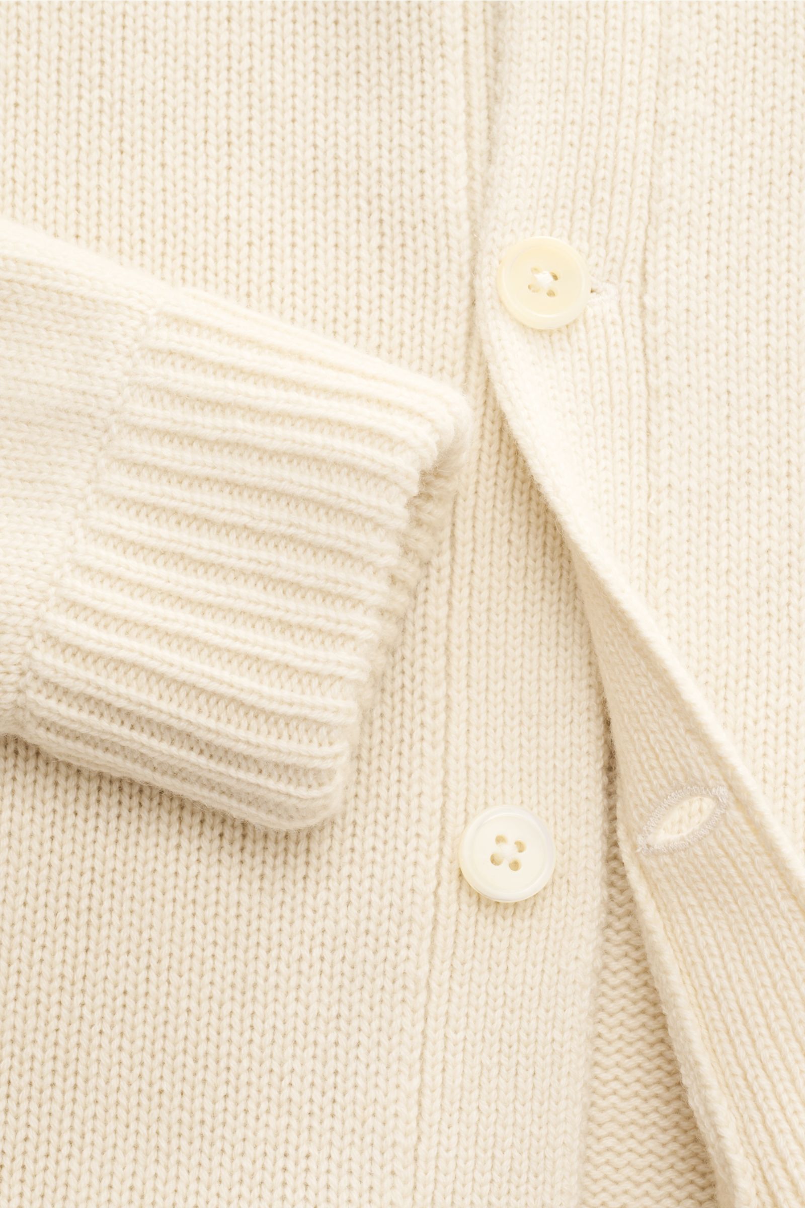 Nahaufnahme von von Braun Cashmere Cardigan offwhite aus reinem mongolischem Cashmere mit weichem Griff, Slim Fit, Rippbündchen und Knopfleiste.
