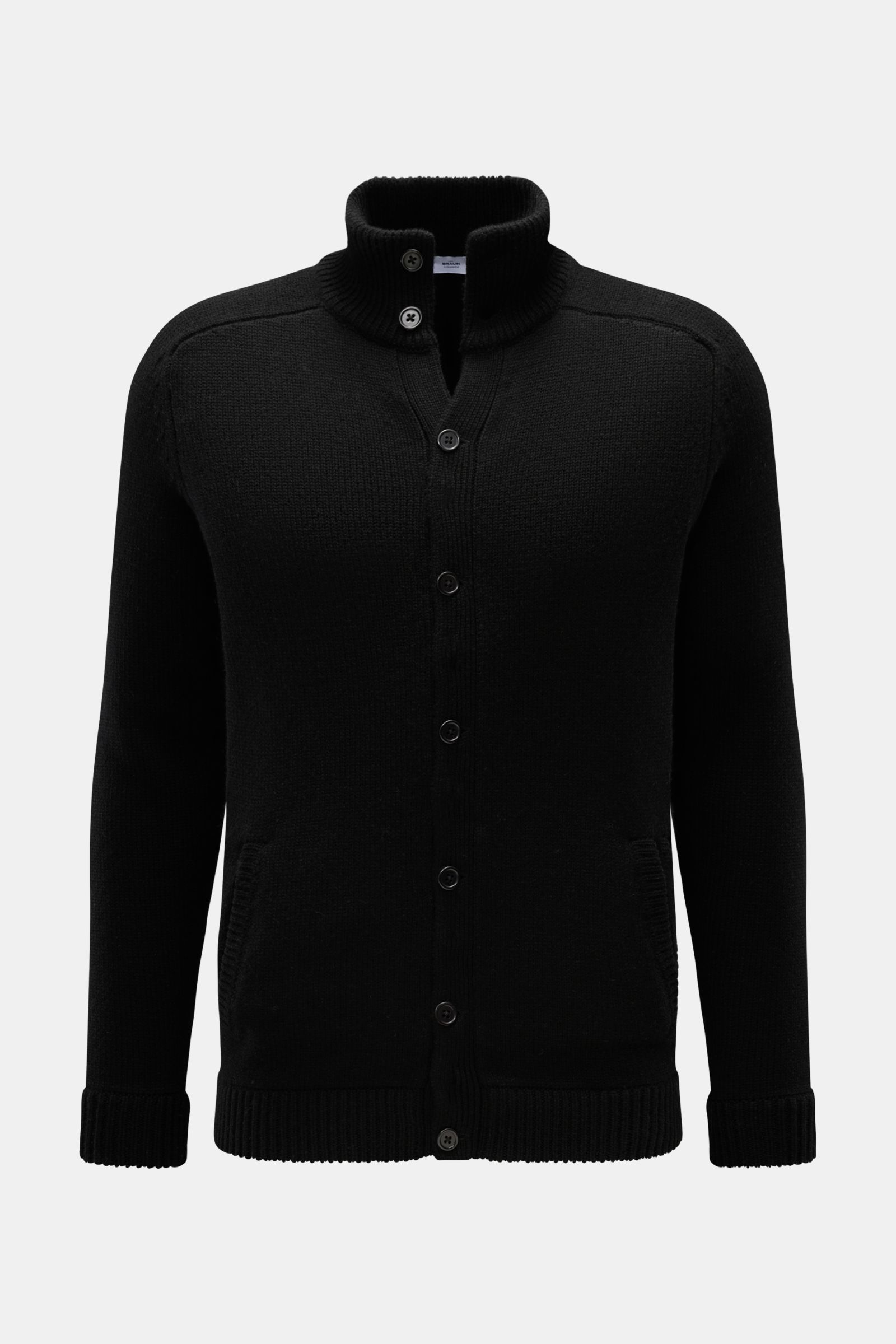 von Braun Cashmere Cardigan schwarz, frontal fotografiert, aus reinem mongolischem Cashmere, Slim Fit, Stehkragen mit Knöpfen, schräge Leistentaschen, Halbraglan-Ärmel, weicher Griff, mittelfeines Strickbild, Rippbündchen, durchgehende Knopfleiste.