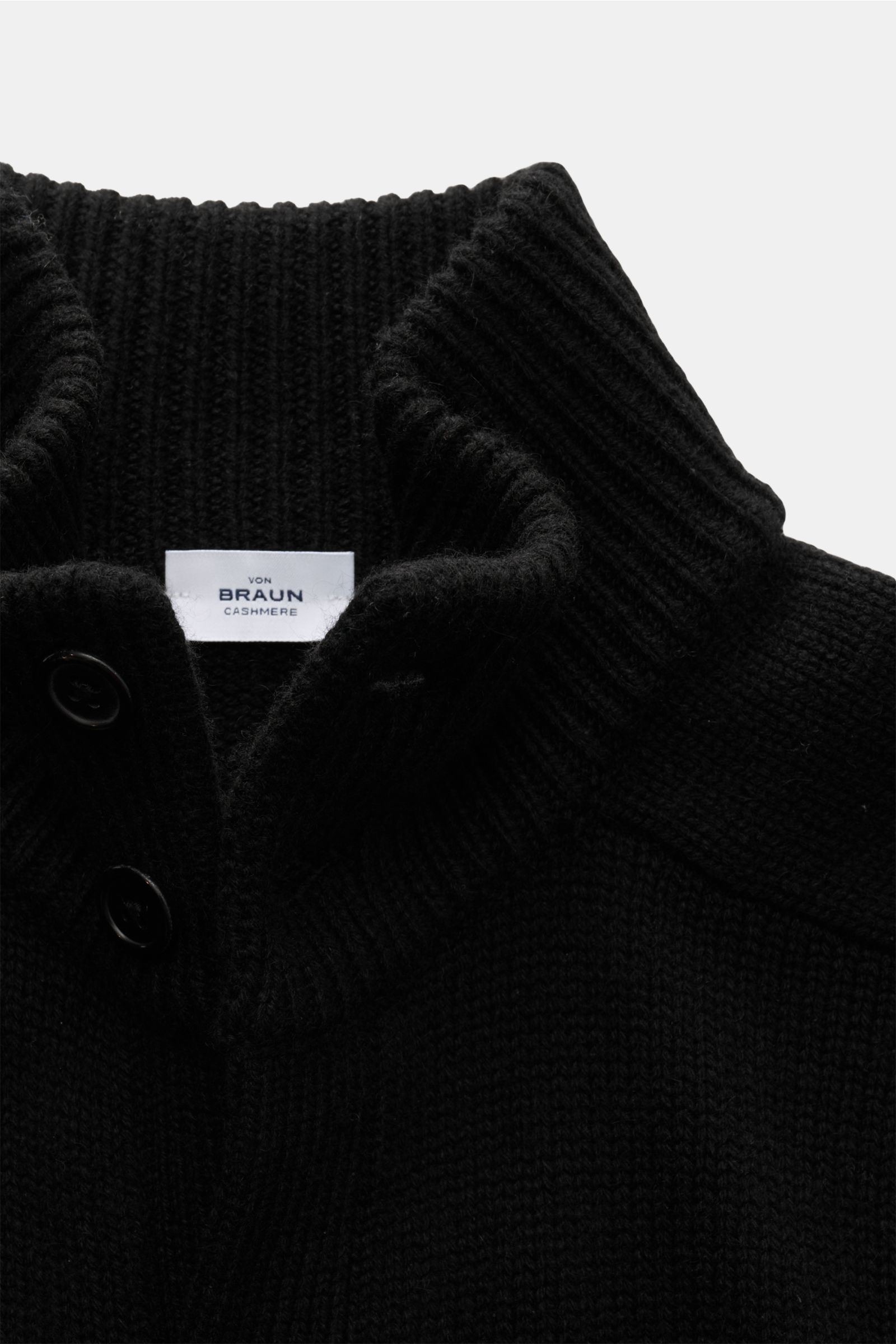 von Braun Cashmere Cardigan schwarz in Nahaufnahme von oben, mit Stehkragen, zwei Knöpfen, mittelfeinem Strickbild und weichem Griff aus mongolischem Cashmere.
