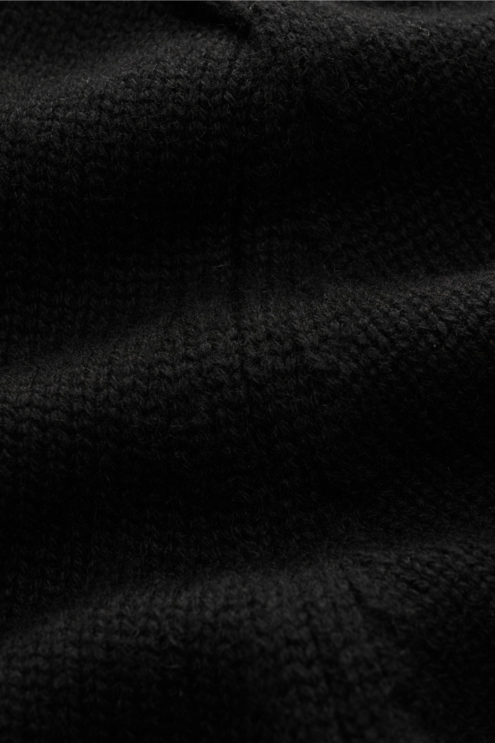 von Braun Cashmere Cardigan schwarz in Nahaufnahme, mittelfeines Strickbild, weicher Griff, reiner mongolischer Cashmere, Detail aus schräger Perspektive