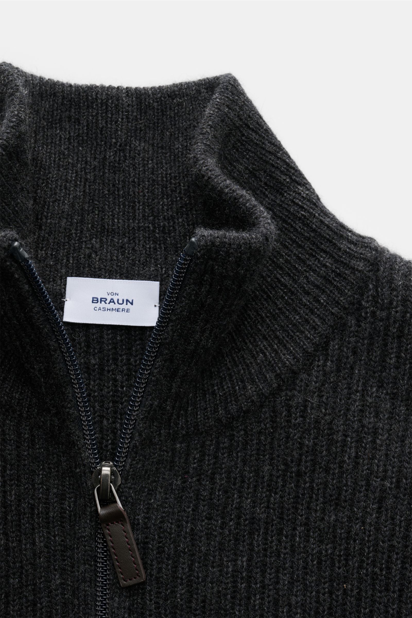 Nahaufnahme der von Braun Cashmere Strickjacke anthrazit meliert mit hoch schließendem Kragen, Zwei-Wege-Reißverschluss und mittel-feinem Patentstrick.