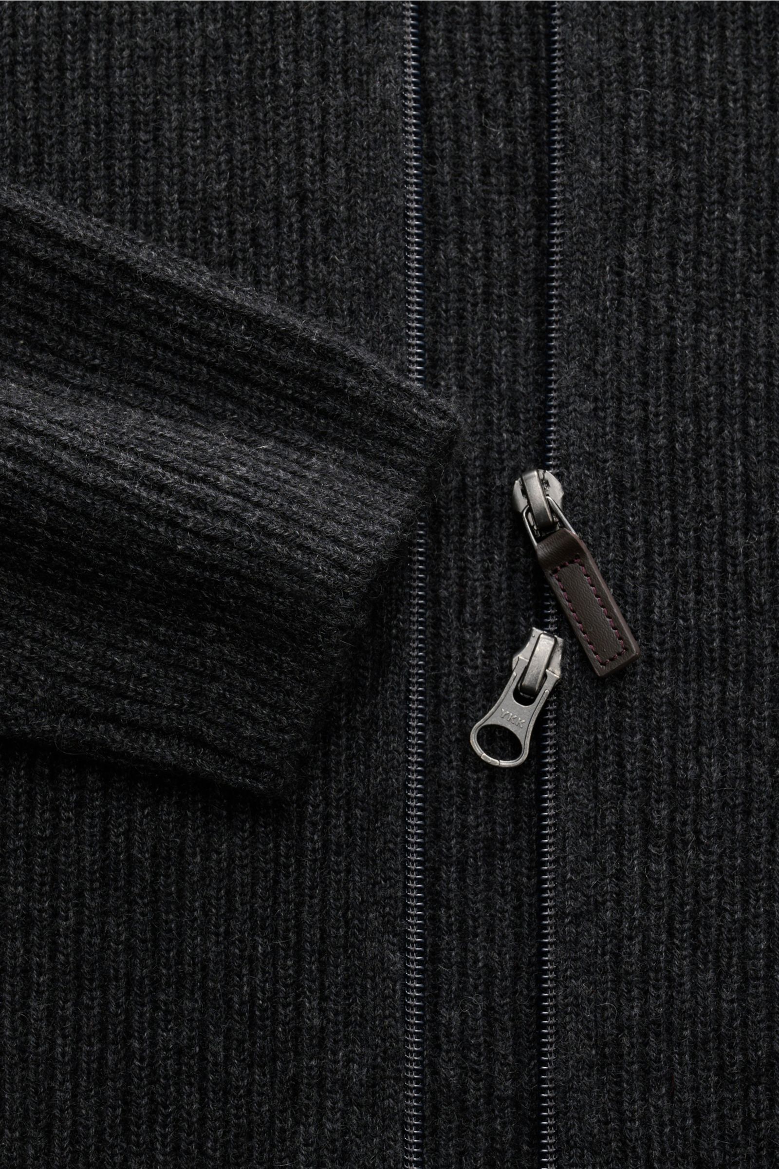 Nahaufnahme der von Braun Cashmere Strickjacke anthrazit meliert aus Patentstrick mit zwei-Wege-Reißverschluss, Rippbündchen, slim Fit.