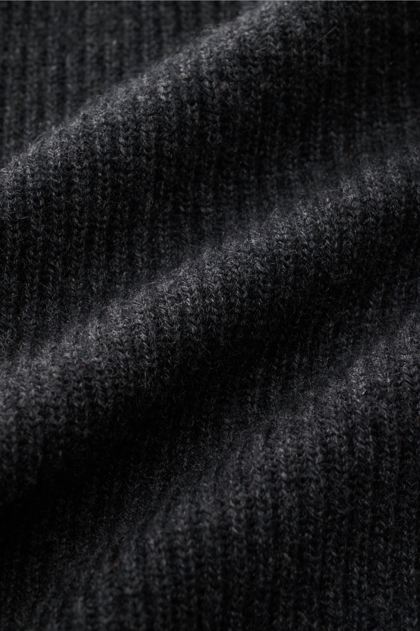 Nahaufnahme der von Braun Cashmere Strickjacke anthrazit meliert in edlem, mittelfeinem Patentstrick mit weichem Griff und Rippbündchen.