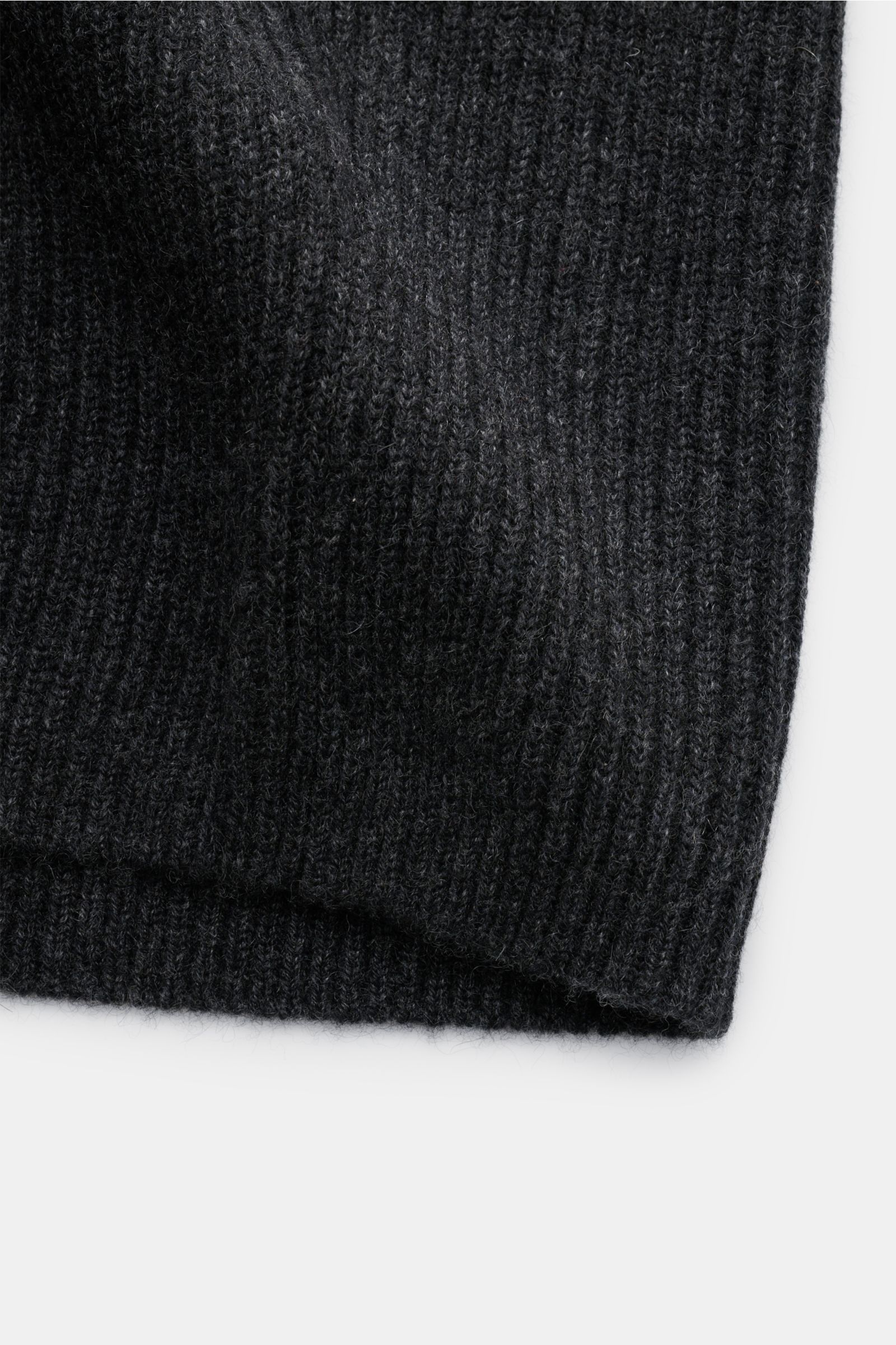 von Braun Cashmere Strickjacke anthrazit meliert, Detailaufnahme des weichen, mittelfeinen Patentstricks mit Rippbündchen aus reinem mongolischem Cashmere, Slim Fit, von oben fotografiert