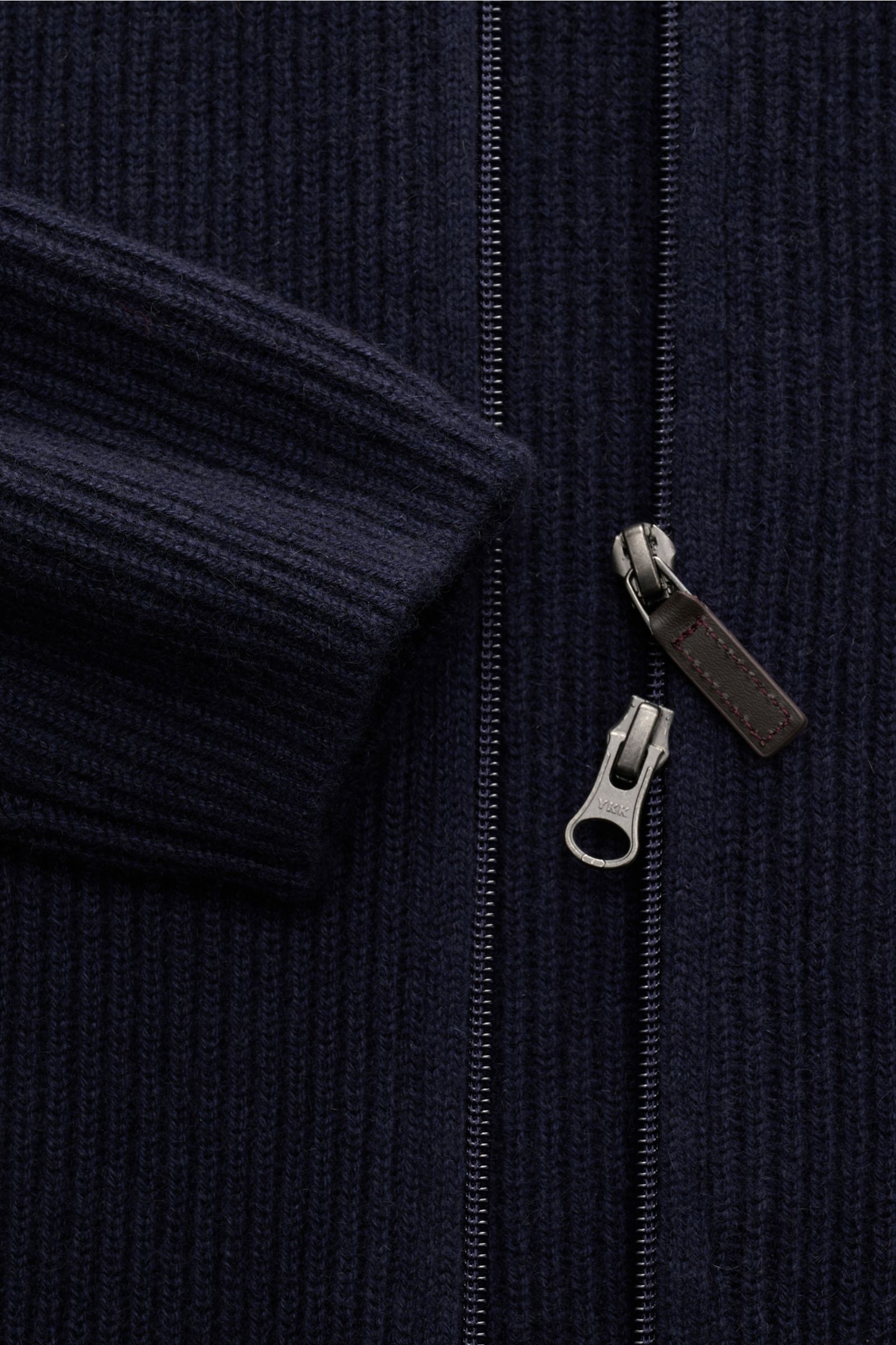 Nahaufnahme der von Braun Cashmere Strickjacke navy in Patentstrick, Slim Fit mit Zwei-Wege-Reißverschluss, hohem Kragen und Rippbündchen.