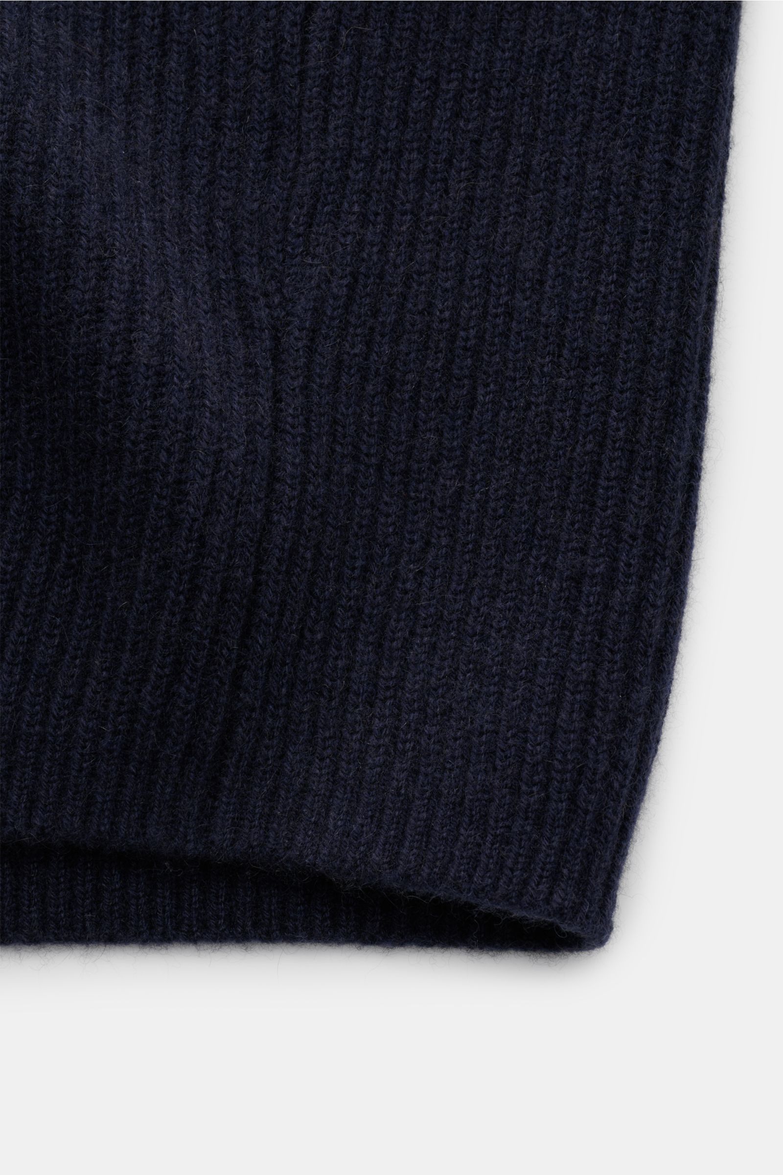Nahaufnahme der von Braun Cashmere Strickjacke navy mit weichem Griff, mittelfeinem Patentstrick und komfortablem Rippbündchen.