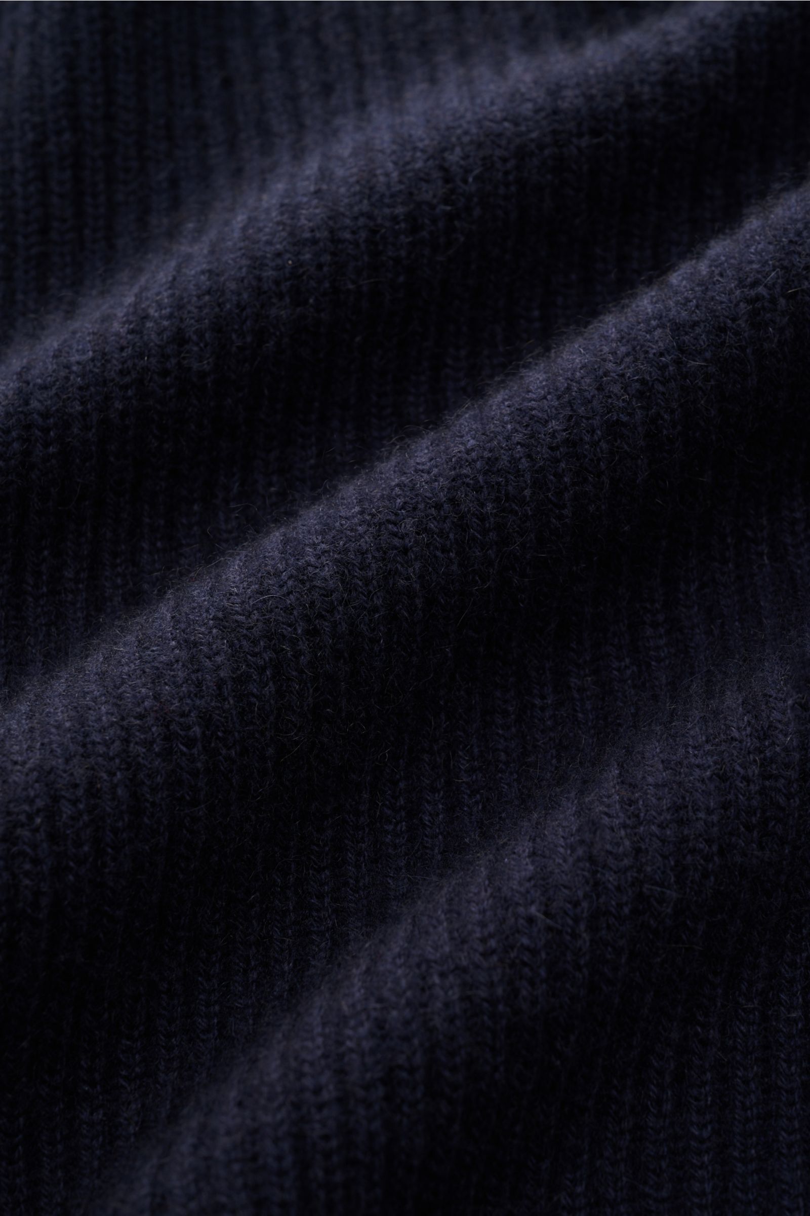 Nahaufnahme der von Braun Cashmere Strickjacke navy in Patentstrick mit weichem Griff aus mongolischem Cashmere, mittelfeinem Strickbild.