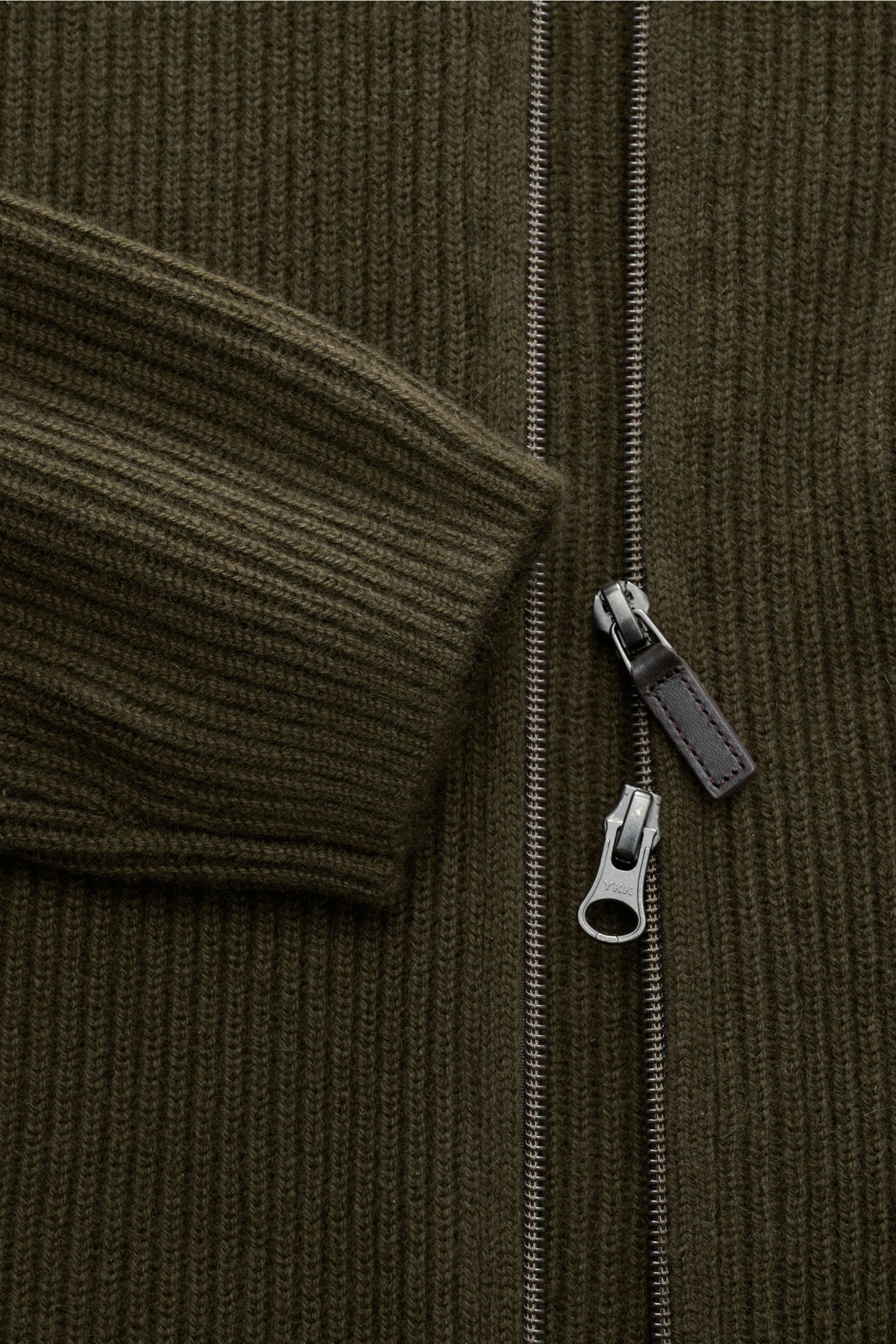 Nahaufnahme der von Braun Cashmere Strickjacke oliv im Patentstrick mit Slim Fit, zwei-Wege-Reißverschluss und Rippbündchen aus mongolischem Cashmere.
