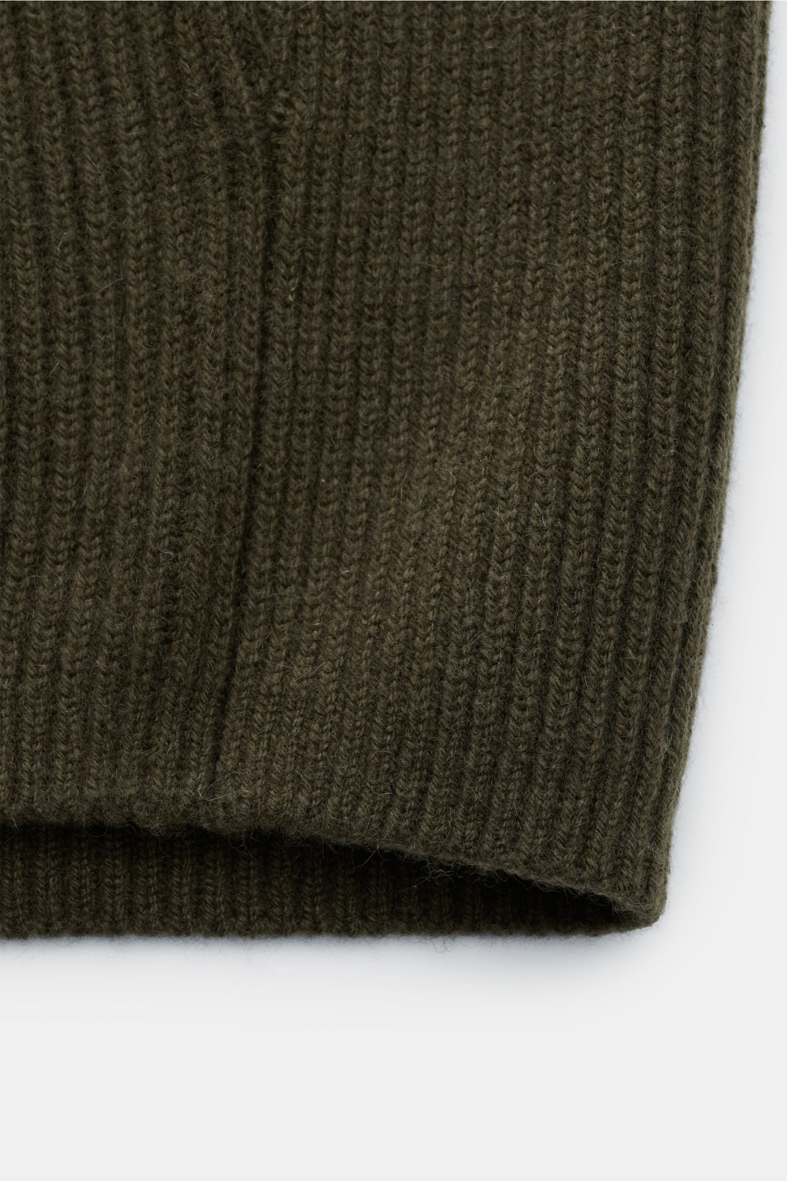 Nahaufnahme der von Braun Cashmere Strickjacke oliv aus reinem mongolischem Cashmere mit weichem Griff, edlem Patentstrick und Rippbündchen.