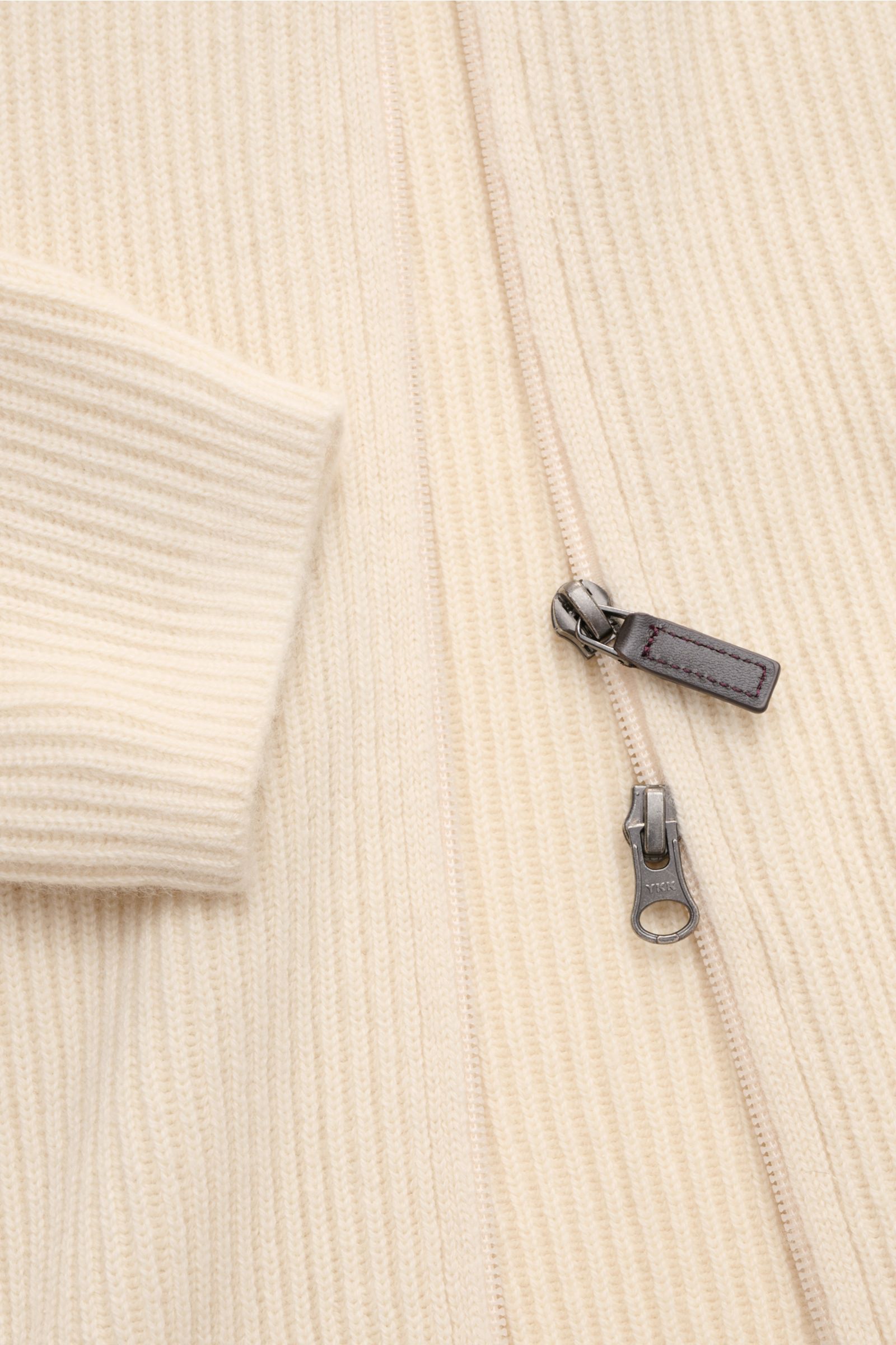 Nahaufnahme der von Braun Cashmere Strickjacke offwhite im Slim Fit aus weichem mongolischem Cashmere mit Patentstrick, Zwei-Wege-Reißverschluss und Rippbündchen.