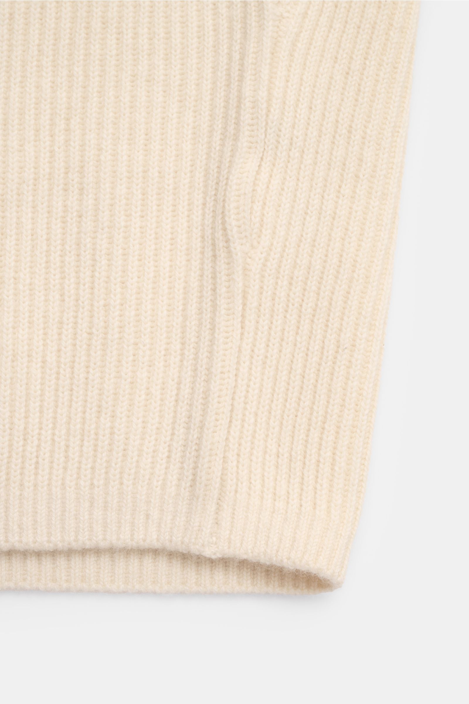 Nahaufnahme der von Braun Cashmere Strickjacke offwhite im Patentstrick, slim fit mit weichem Griff, Rippbündchen und hoch schließendem Kragen.