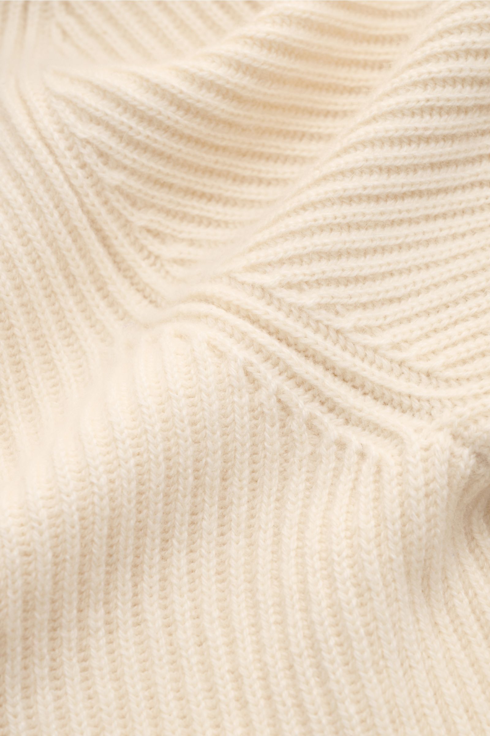 von Braun Cashmere Strickjacke offwhite in Nahaufnahme aus schräger Perspektive mit edlem Patentstrick aus reinem mongolischem Cashmere, weichem Griff, Slim Fit, Zwei-Wege-Reißverschluss, hoch schließendem Kragen und komfortablen Rippbündchen für höchsten