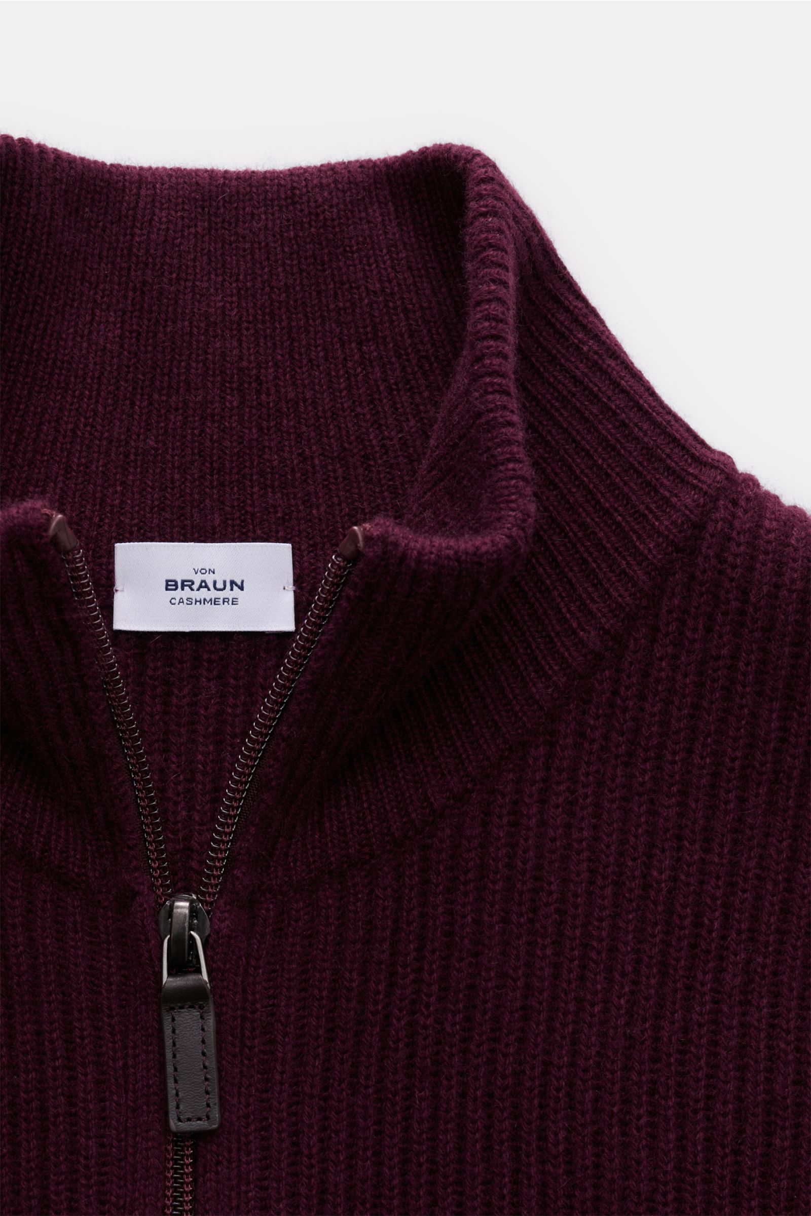 Von oben fotografierte von Braun Cashmere Strickjacke bordeaux aus mongolischem Cashmere, Slim Fit, Patentstrick, Zwei-Wege-Reißverschluss.