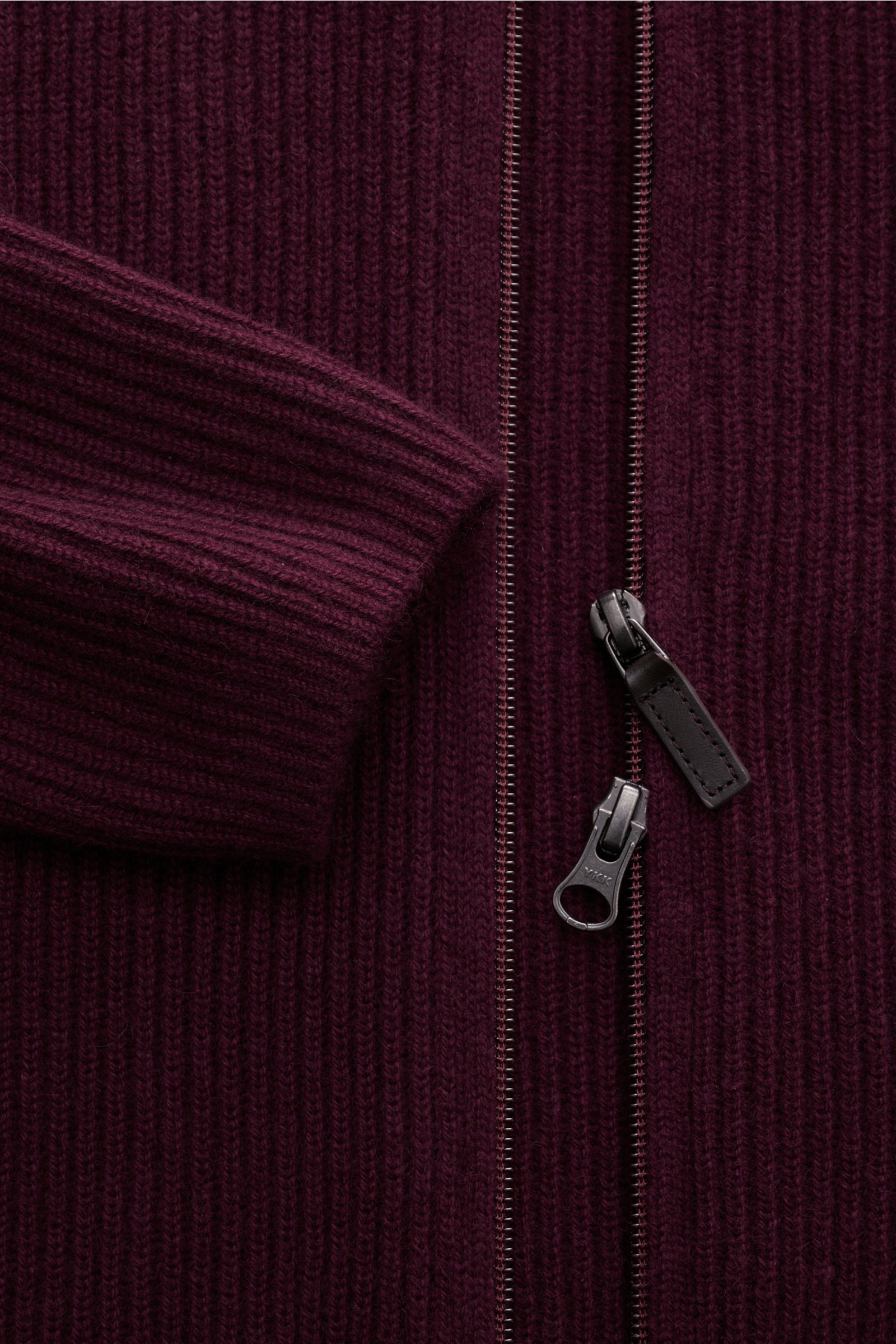 Nahaufnahme der von Braun Cashmere Strickjacke bordeaux im Patentstrick, Slim Fit, mit hoch schließendem Kragen, Zwei-Wege-Reißverschluss und Rippbündchen.