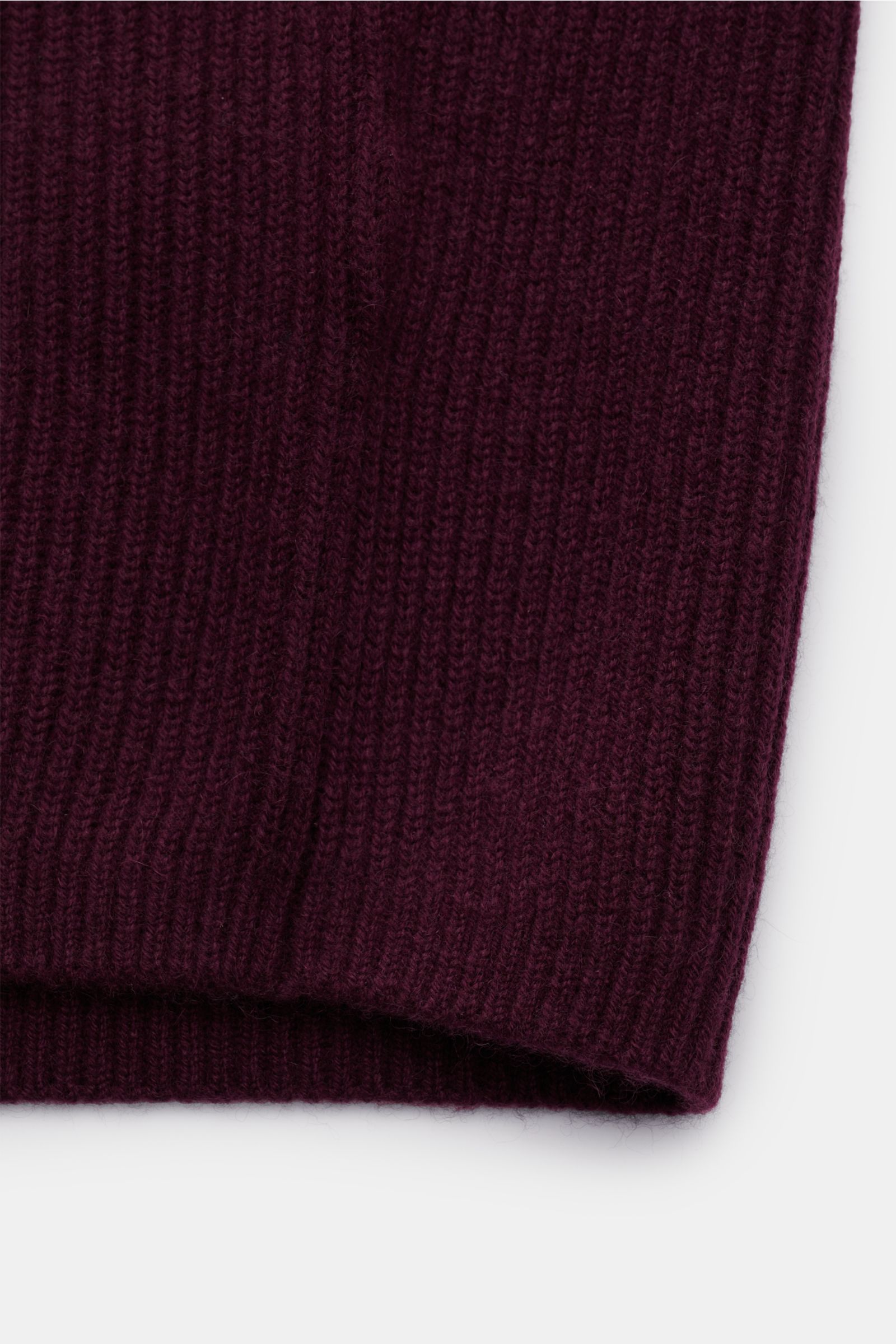Nahaufnahme der von Braun Cashmere Strickjacke bordeaux im edlen Patentstrick mit mittelfeinem Strickbild, Slim Fit, Rippbündchen und Zwei-Wege-Reißverschluss.