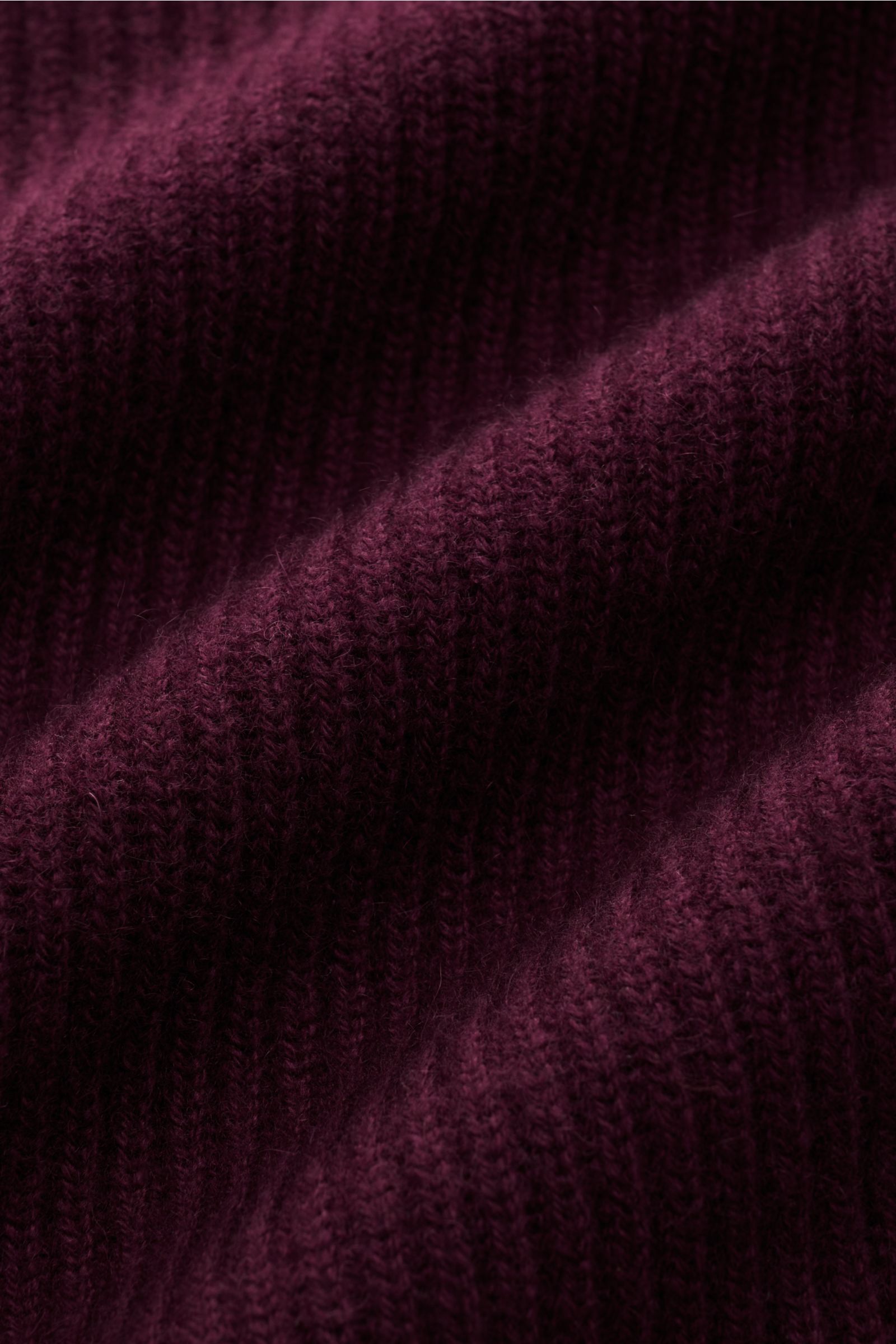 von Braun Cashmere Strickjacke bordeaux aus mongolischem Cashmere in Nahaufnahme, weicher Griff, edler Patentstrick, mittelfeines Strickbild, Slim Fit, Zwei-Wege-Reißverschluss, hoher Kragen, Rippbündchen, Detailfoto der Struktur