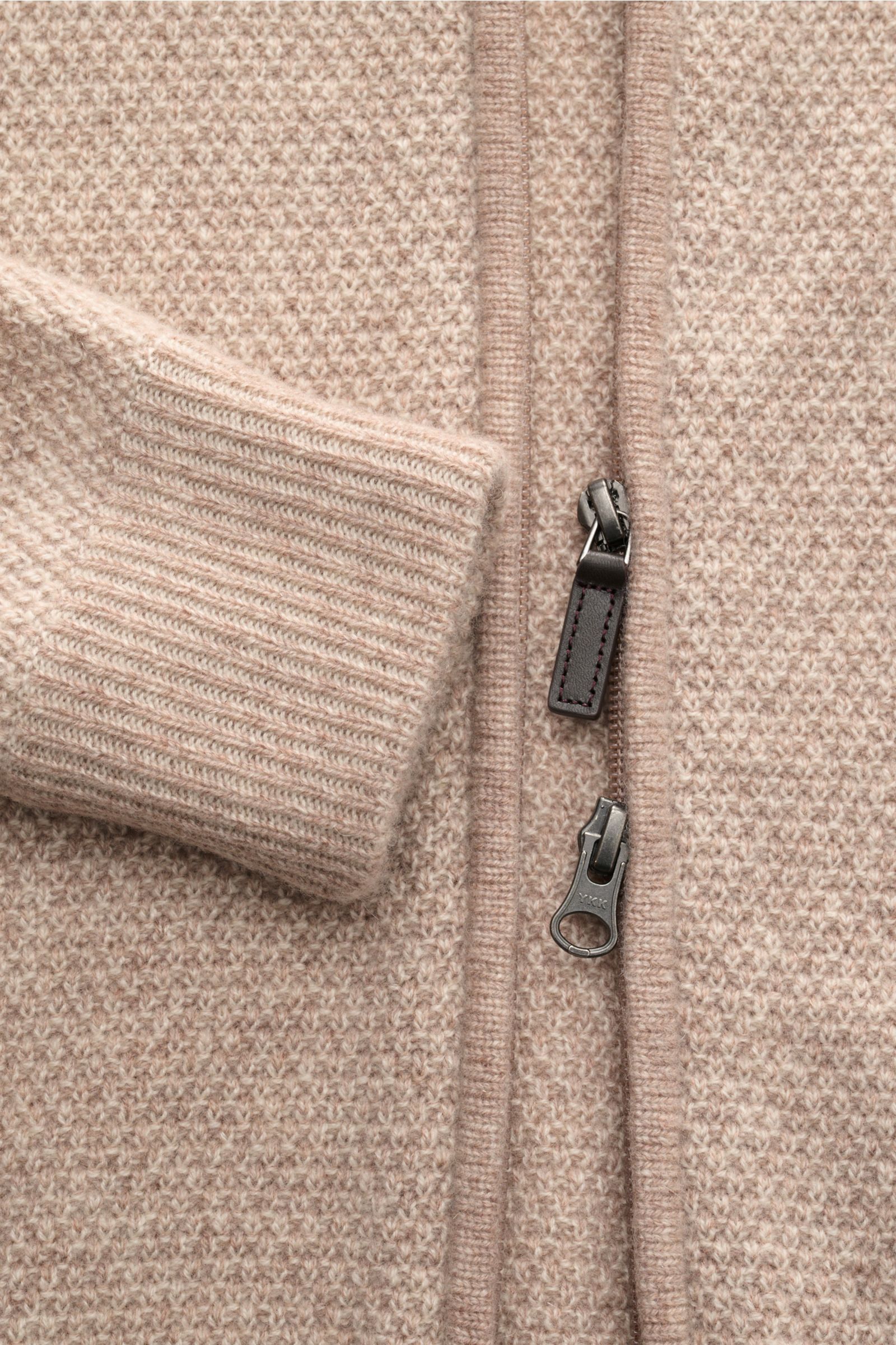 Nahaufnahme der von Braun Cashmere Strickjacke beige meliert mit edlem Strukturstrick, weichen Rippbündchen und Zwei-Wege-Reißverschluss.
