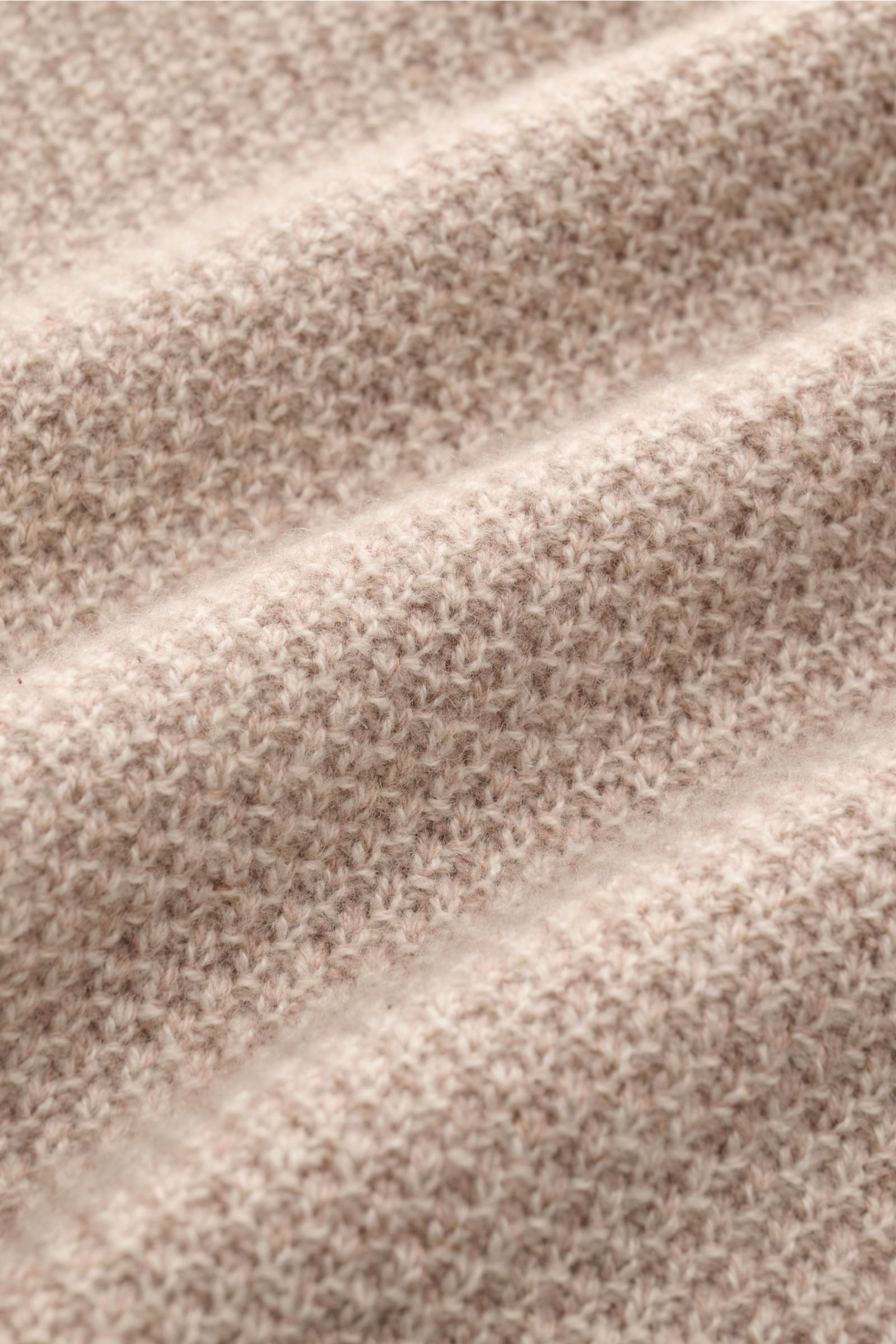 Nahaufnahme der von Braun Cashmere Strickjacke beige meliert in edlem Strukturstrick mit weichem Griff aus mongolischem Cashmere, mittelfeines Strickbild sichtbar.