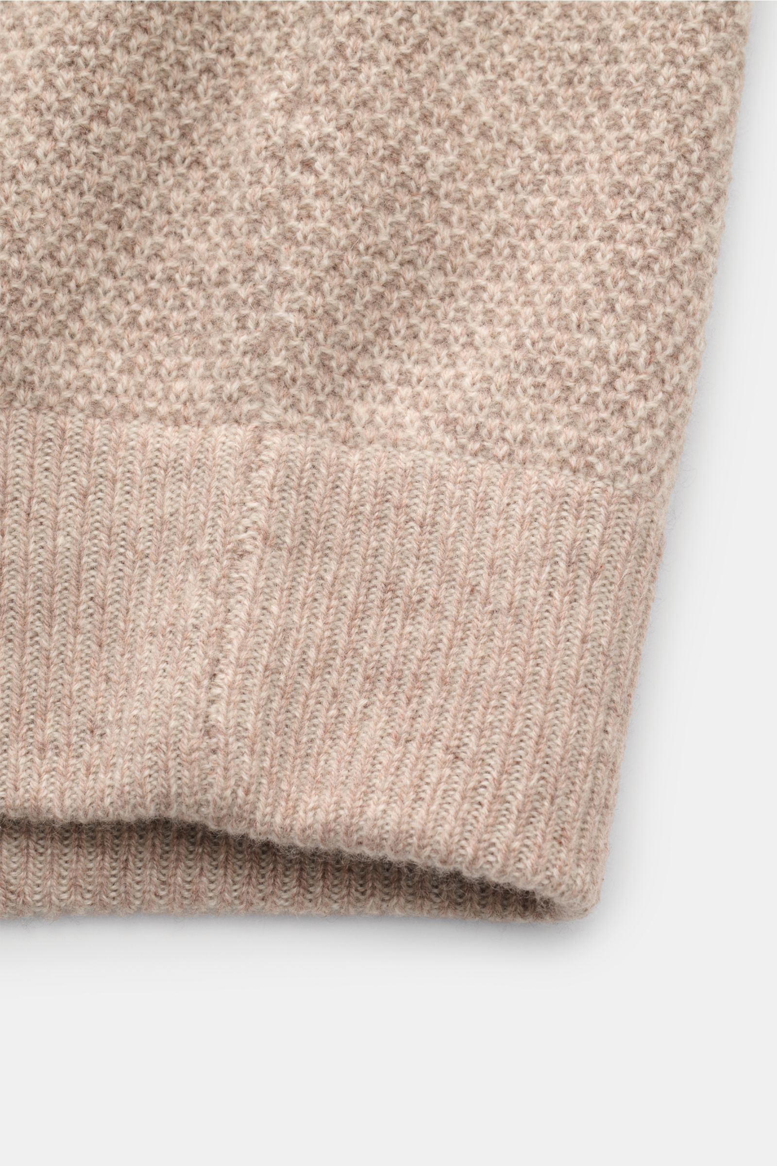 Nahaufnahme des Ärmels der von Braun Cashmere Strickjacke beige meliert, zeigt weichen, edlen Strukturstrick mit Rippbündchen.