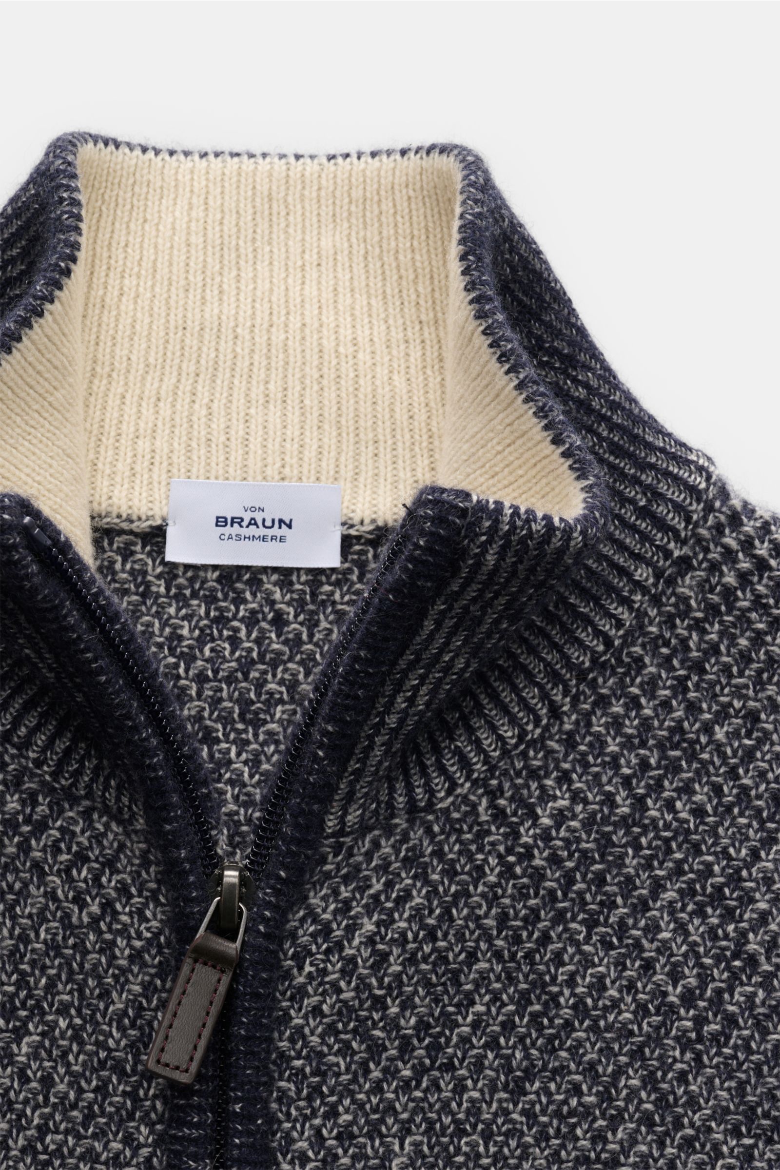 von Braun Cashmere Strickjacke navy meliert im Slim Fit, Detailaufnahme von oben zeigt hoch schließenden Kragen, Zwei-Wege-Reißverschluss, edlen Strukturstrick und weichen Griff aus reinem mongolischem Cashmere.