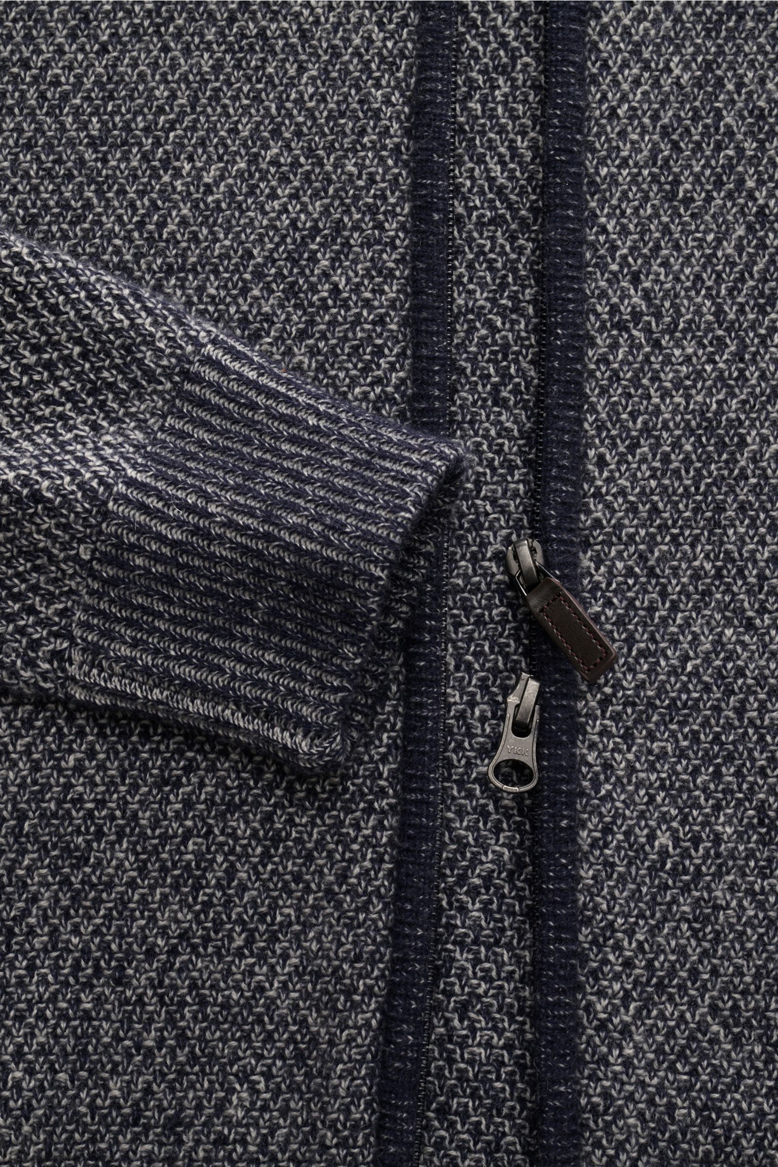 Nahaufnahme der von Braun Cashmere Strickjacke navy meliert aus edlem Strukturstrick mit mittelfeinem Muster, Zwei-Wege-Reißverschluss, Rippbündchen und hoch schließendem Kragen, reiner mongolischer Cashmere, Slim Fit.