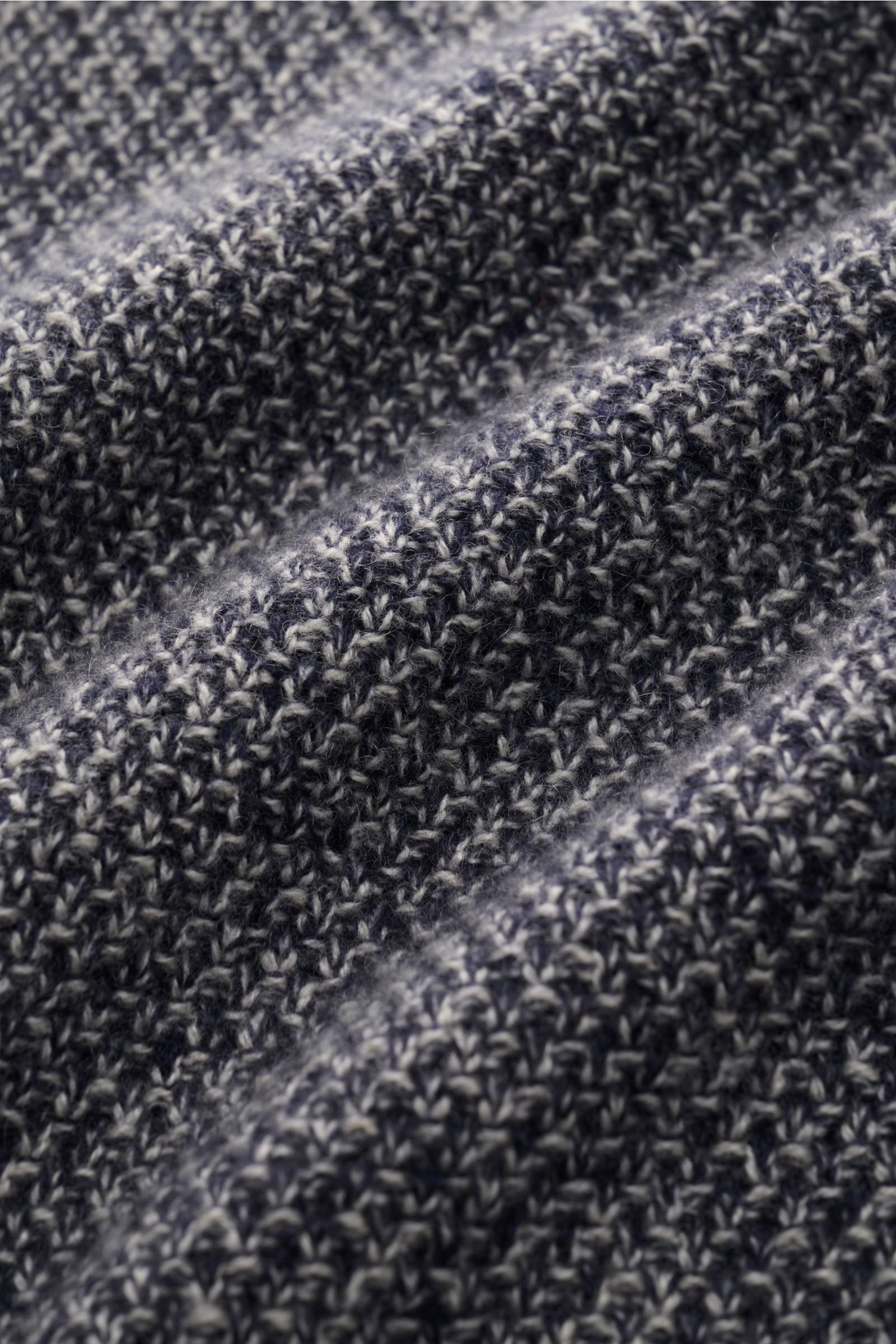 Nahaufnahme der von Braun Cashmere Strickjacke navy meliert aus edlem, mittelfeinem Strukturstrick in Slim Fit mit weichem Griff.