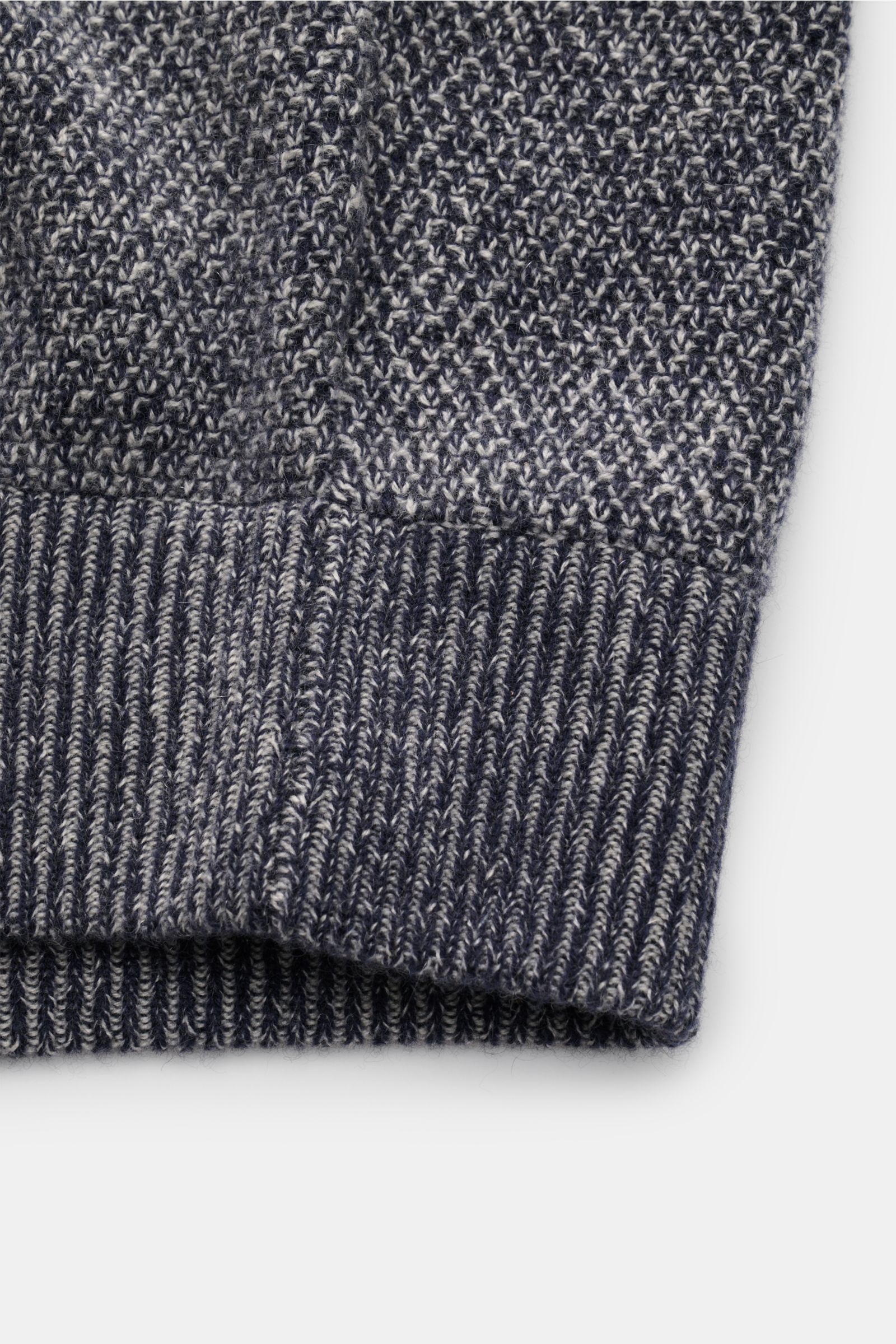 Nahaufnahme der von Braun Cashmere Strickjacke navy meliert, Slim Fit, mit edlem Strukturstrick, weichem Griff und komfortablem Rippbündchen.