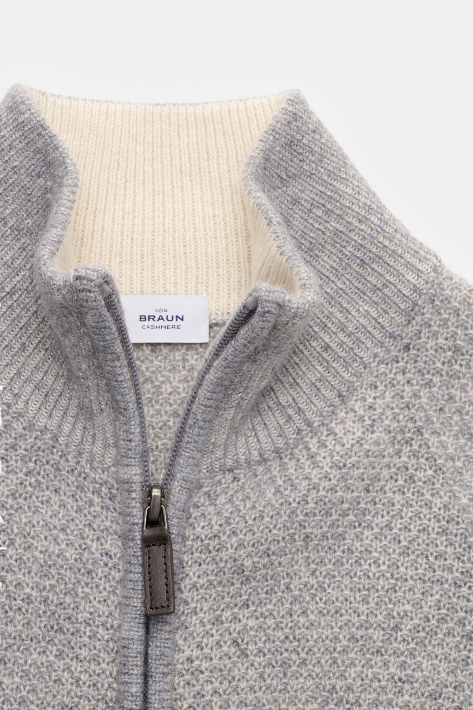 von Braun Cashmere Strickjacke grau meliert in Slim Fit mit hohem Kragen, Zwei-Wege-Reißverschluss, feinem Strukturstrick, Rippbündchen, Detailaufnahme von oben