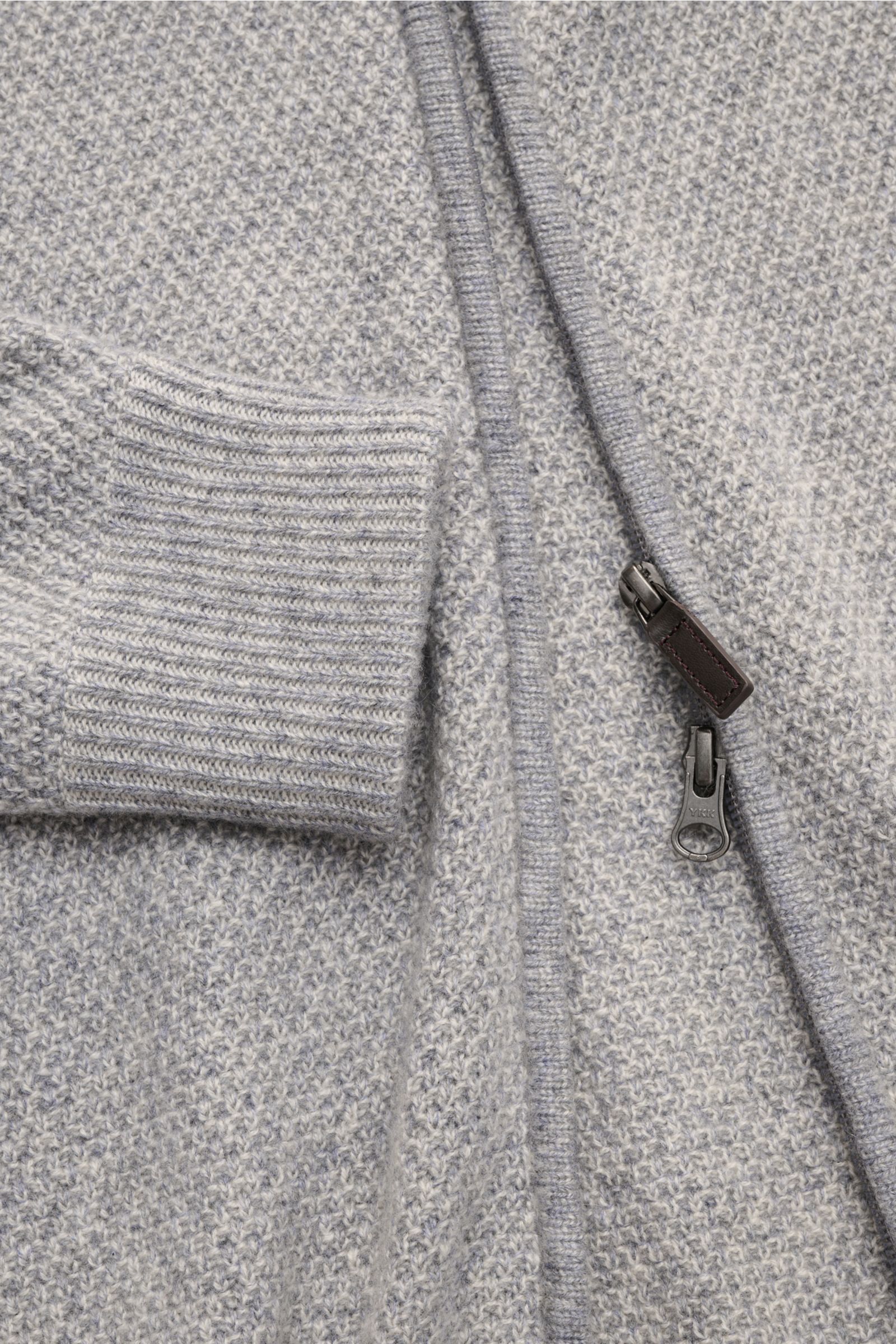 Nahaufnahme der von Braun Cashmere Strickjacke grau meliert aus mongolischem Cashmere mit Strukturstrick, Slim Fit, Zwei-Wege-Reißverschluss, hoch schließendem Kragen und Rippbündchen.