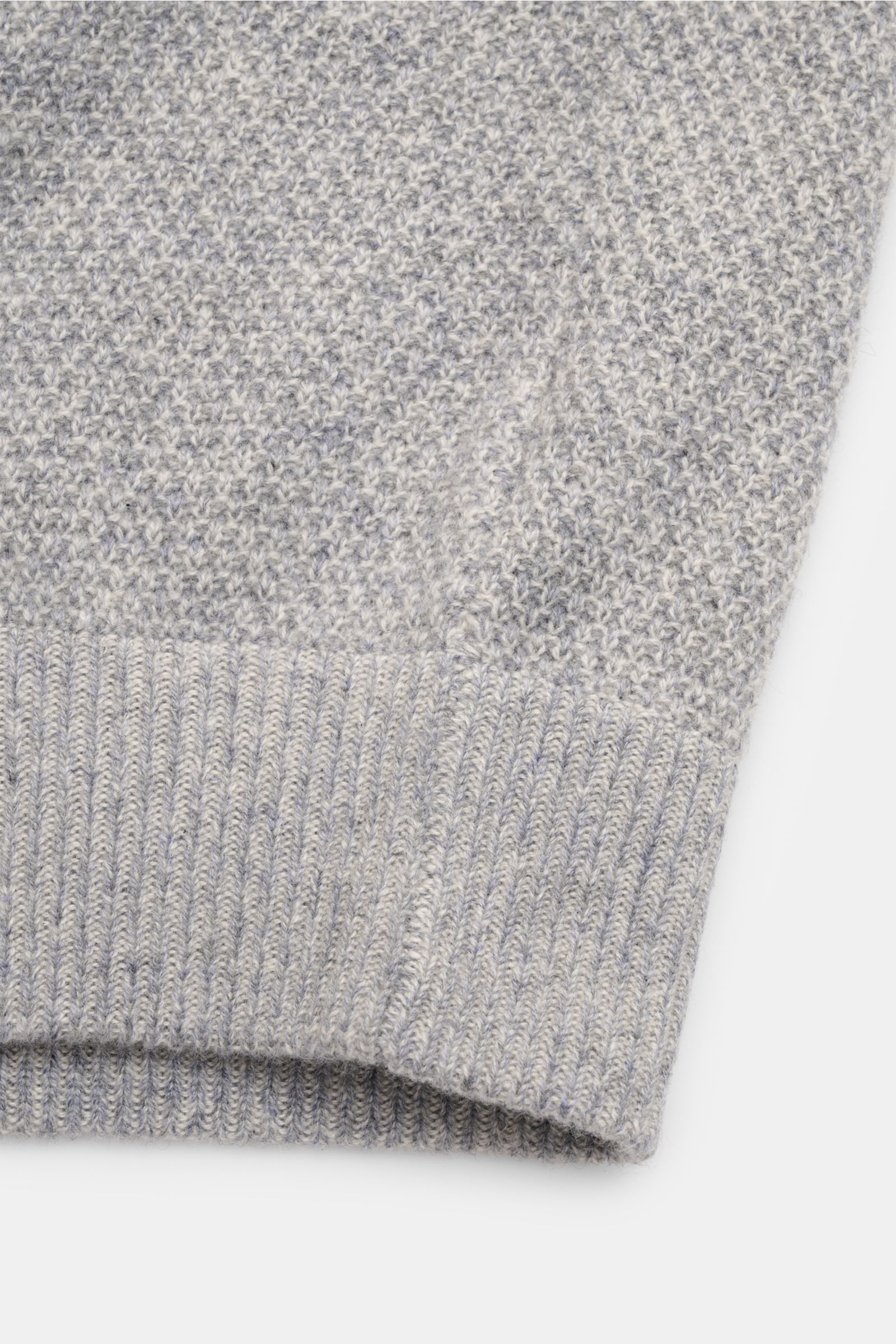 Nahaufnahme der von Braun Cashmere Strickjacke grau meliert im Strukturstrick mit weichem Griff, Rippbündchen, aus mittelfeinem mongolischem Cashmere.