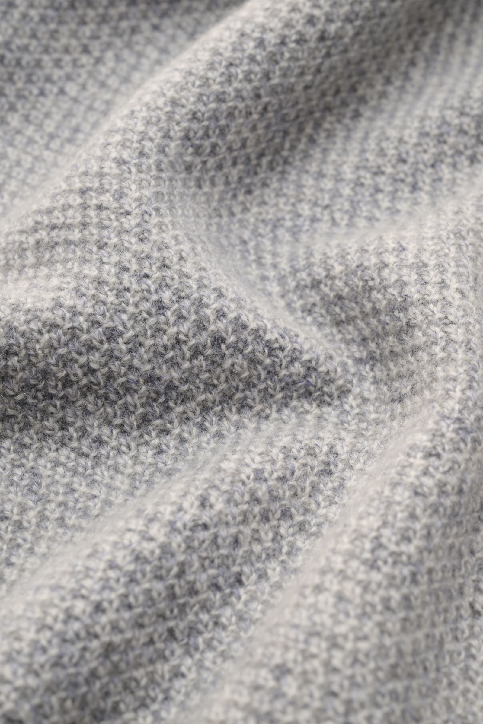 Nahaufnahme der von Braun Cashmere Strickjacke grau meliert in Strukturstrick, mittelfein, weicher Griff, Detail der Oberfläche.