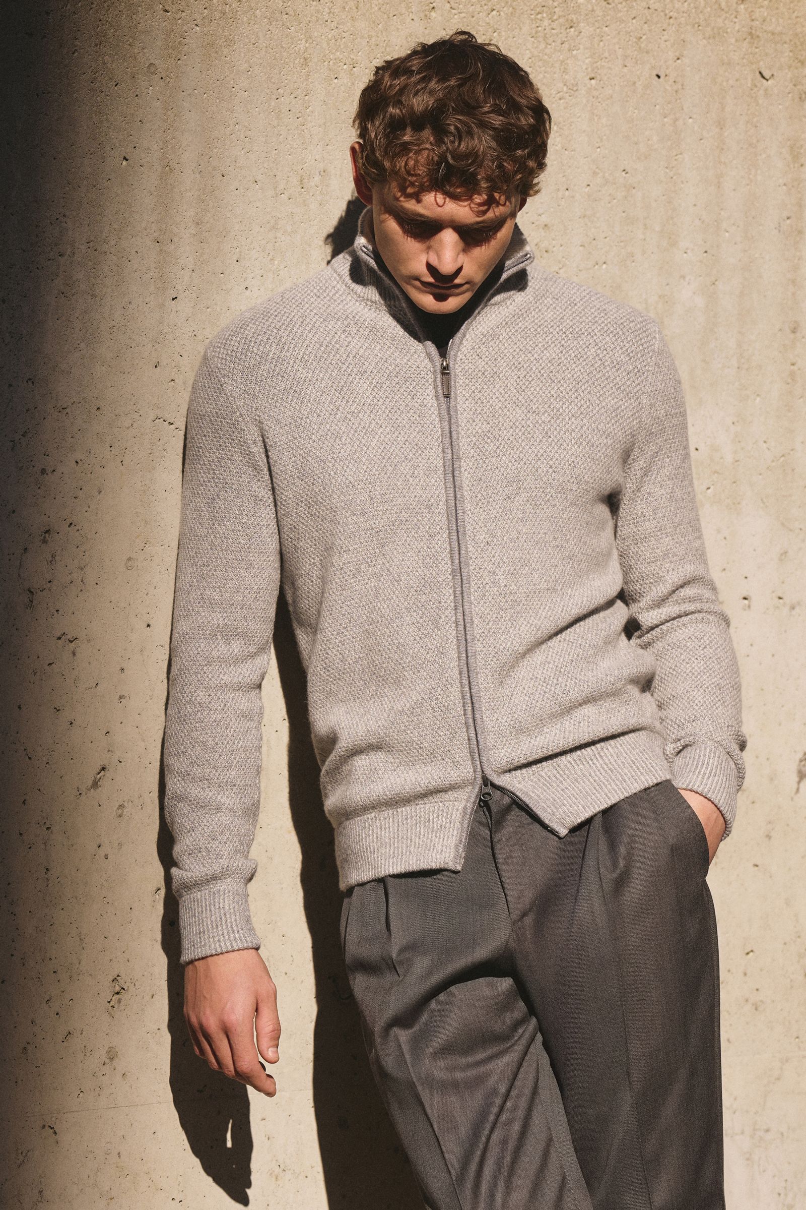 Mann trägt von Braun Cashmere Strickjacke grau meliert im Slim Fit mit Zwei-Wege-Reißverschluss, hoch geschlossenem Kragen, Strukturstrick, frontal von oben.