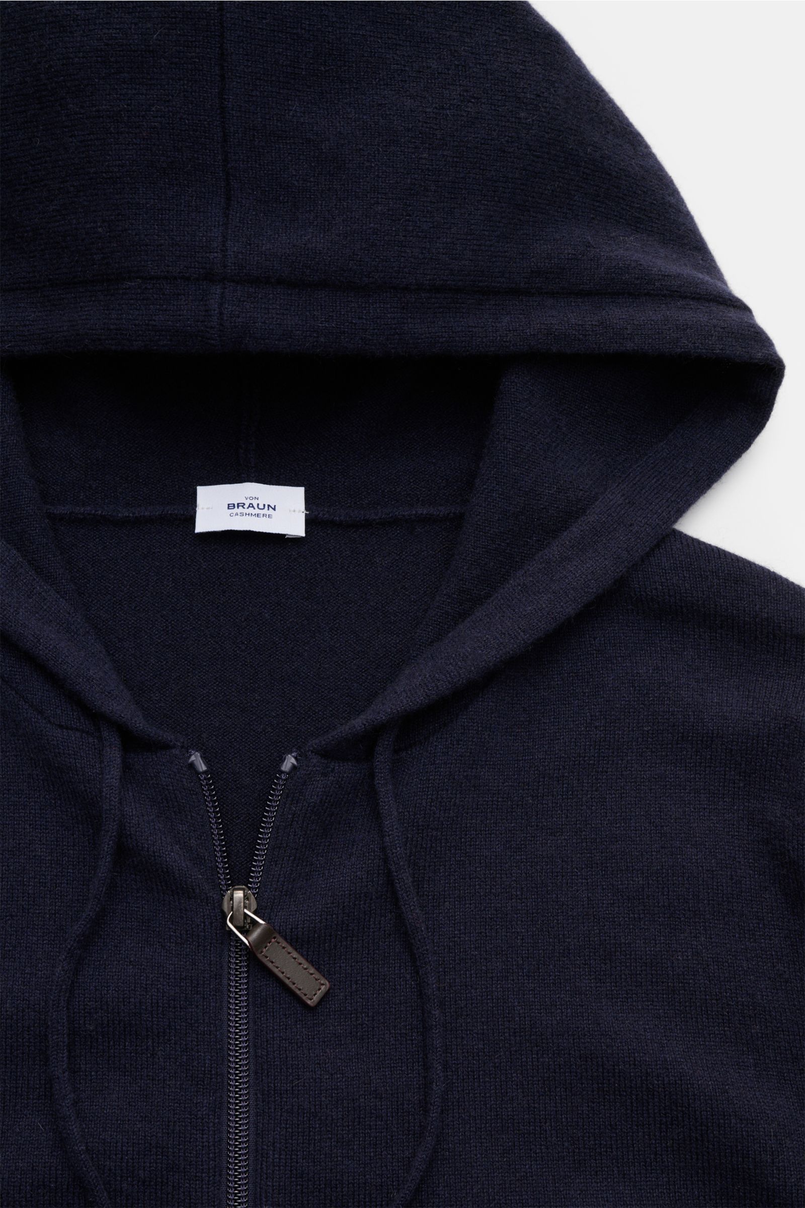 von Braun Cashmere Strickjacke navy in Nahaufnahme von oben, sportive Slim Fit Strickjacke mit Kapuze, Tunnelzug, Zwei-Wege-Reißverschluss, weiches Cashmere