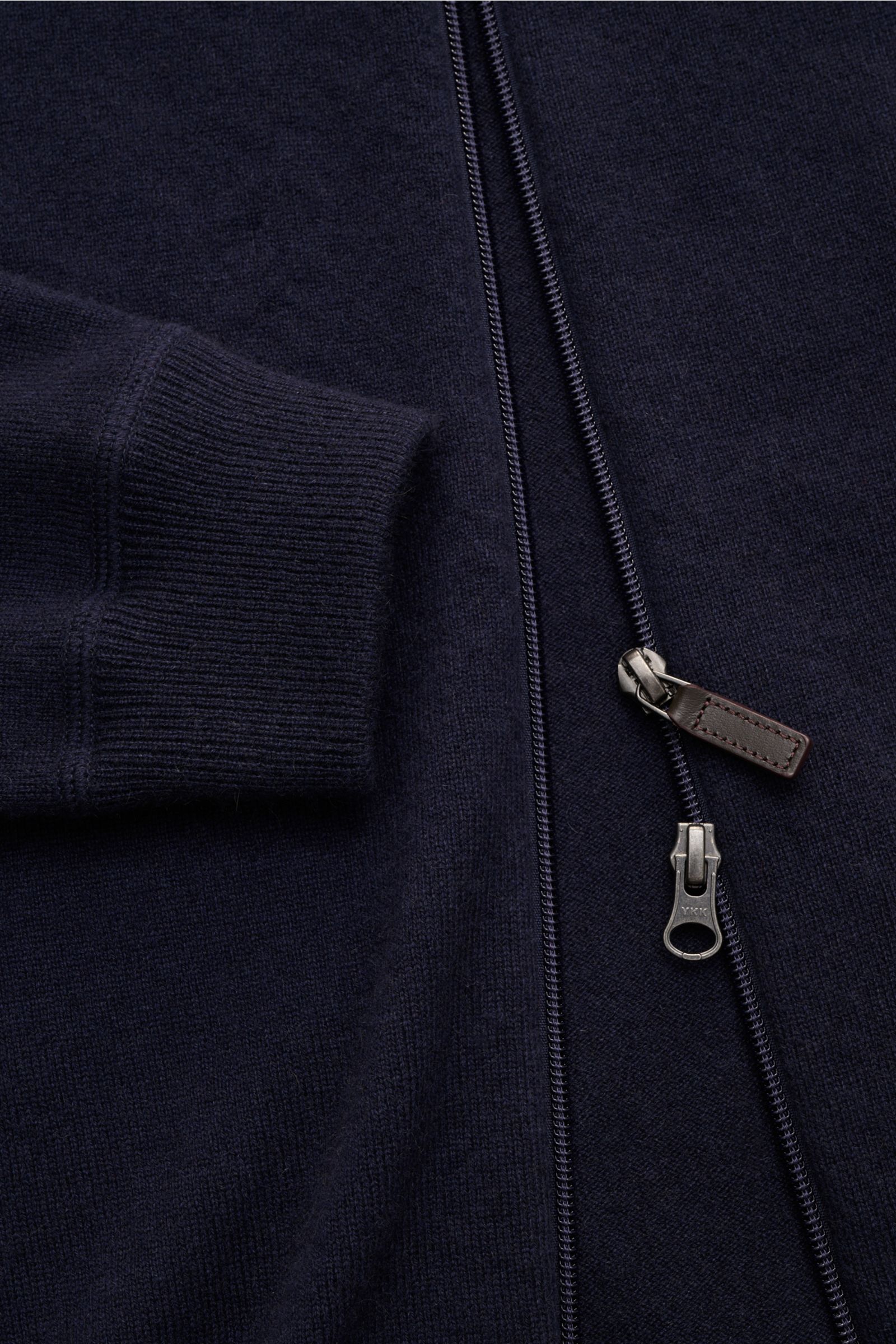 von Braun Cashmere Strickjacke navy in Slim Fit, Detailfoto von vorne zeigt weichen, fein gestrickten reinen Cashmere mit Kapuze, Tunnelzug, Zwei-Wege-Reißverschluss und Rippbündchen.