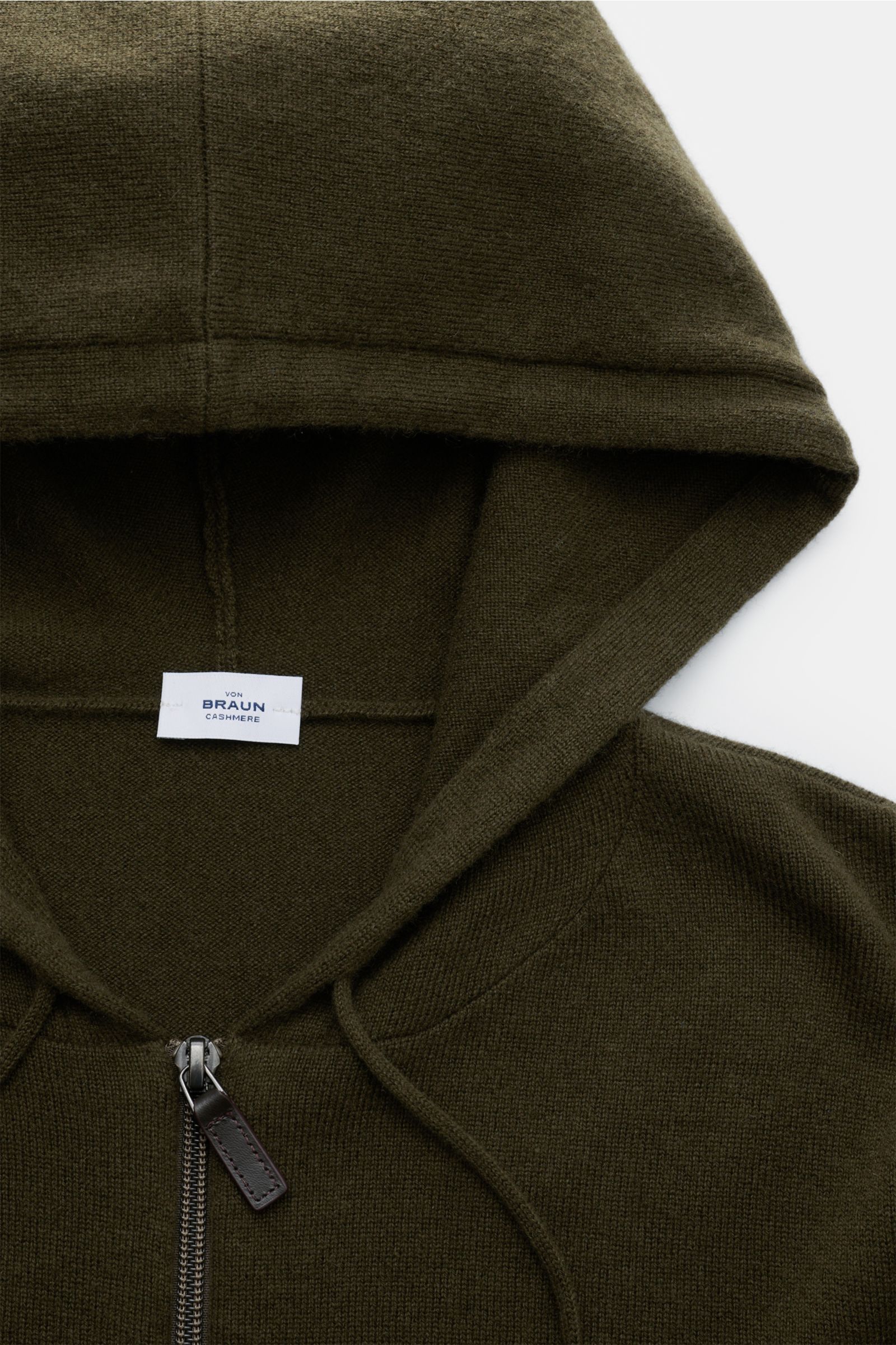 von Braun Cashmere Strickjacke oliv aus feinem, weichem mongolischem Cashmere mit Kapuze, Tunnelzug, Zwei-Wege-Reißverschluss, Slim Fit, Rippbündchen, Nahaufnahme von oben