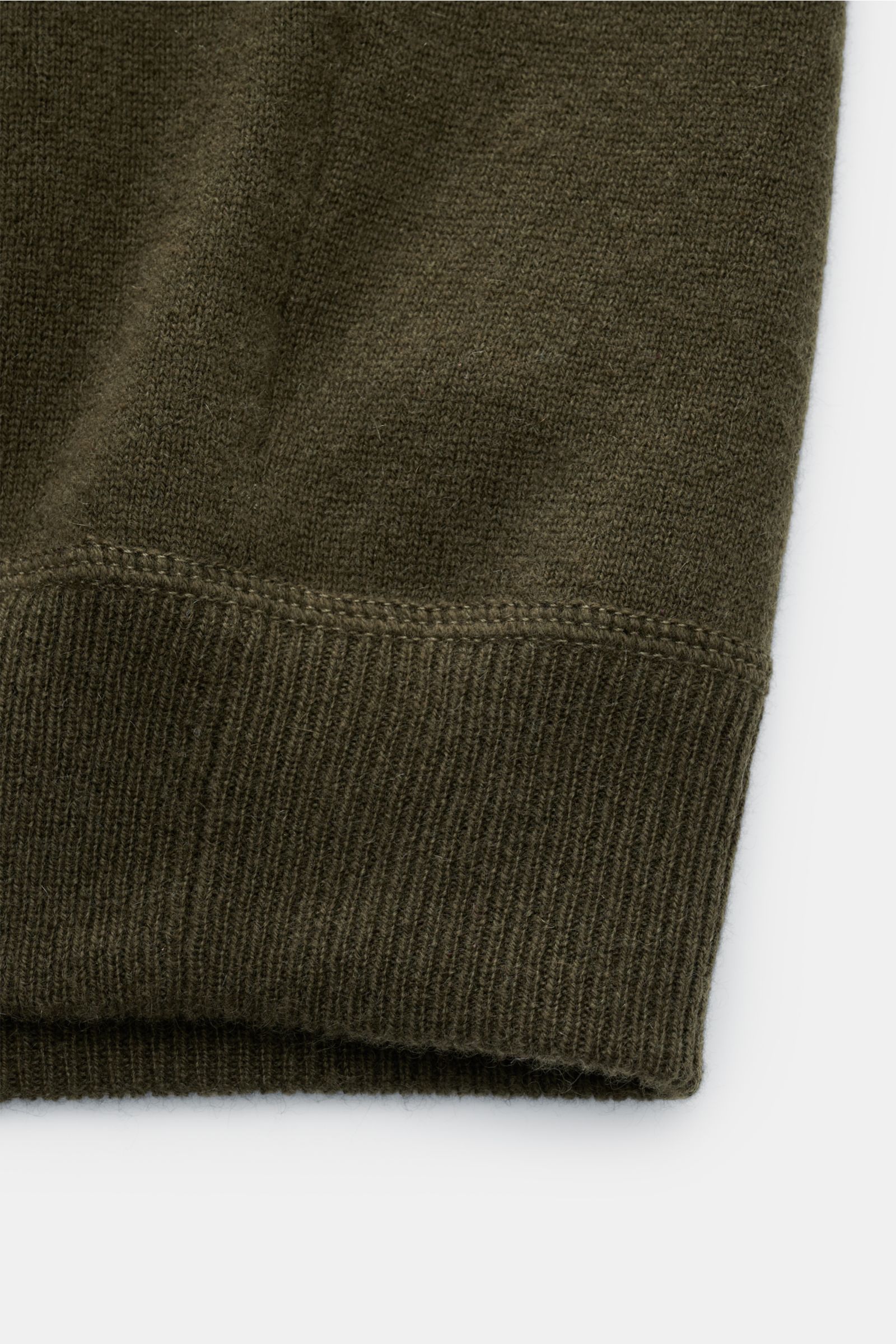 Nahaufnahme der von Braun Cashmere Strickjacke oliv am Ärmelbündchen mit feinem Strickbild aus weichem, reinem mongolischem Cashmere.
