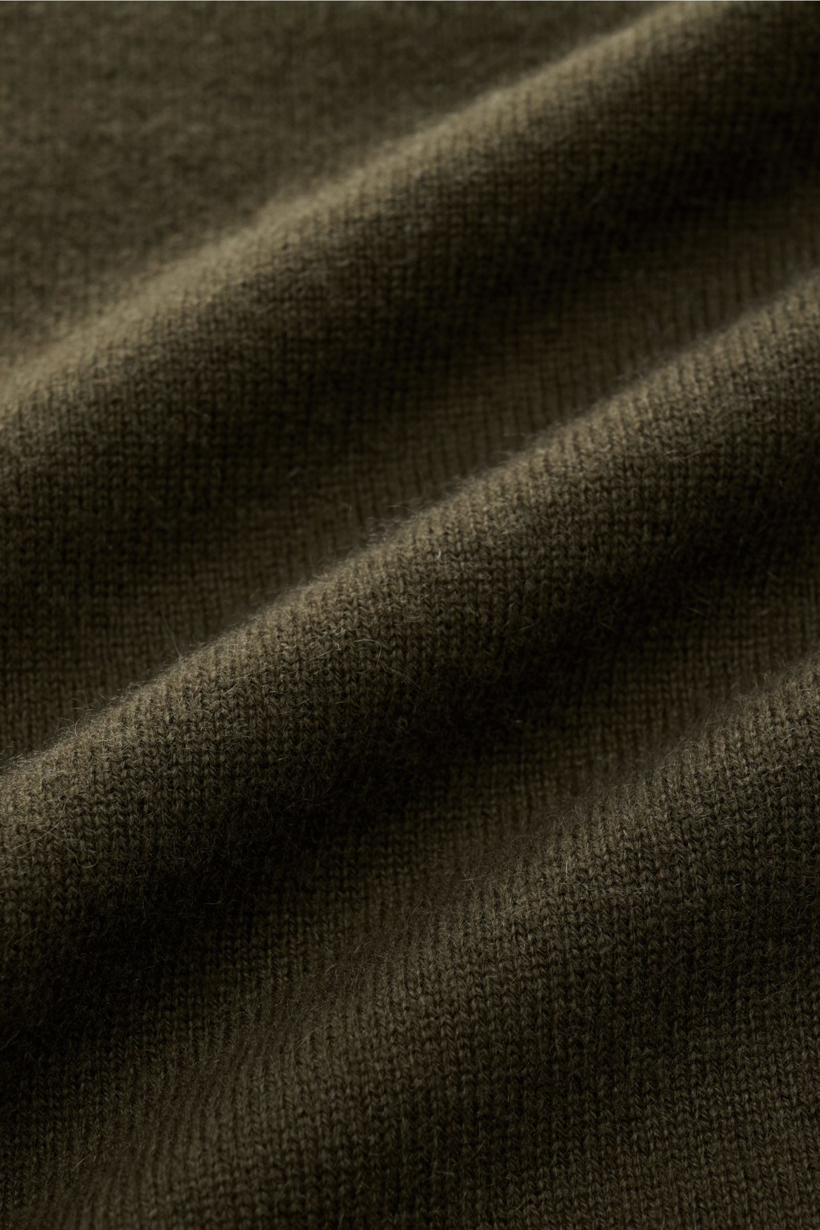 Nahaufnahme des feinen Strickbilds der von Braun Cashmere Strickjacke oliv aus reinem mongolischem Cashmere mit sehr weichem Griff.