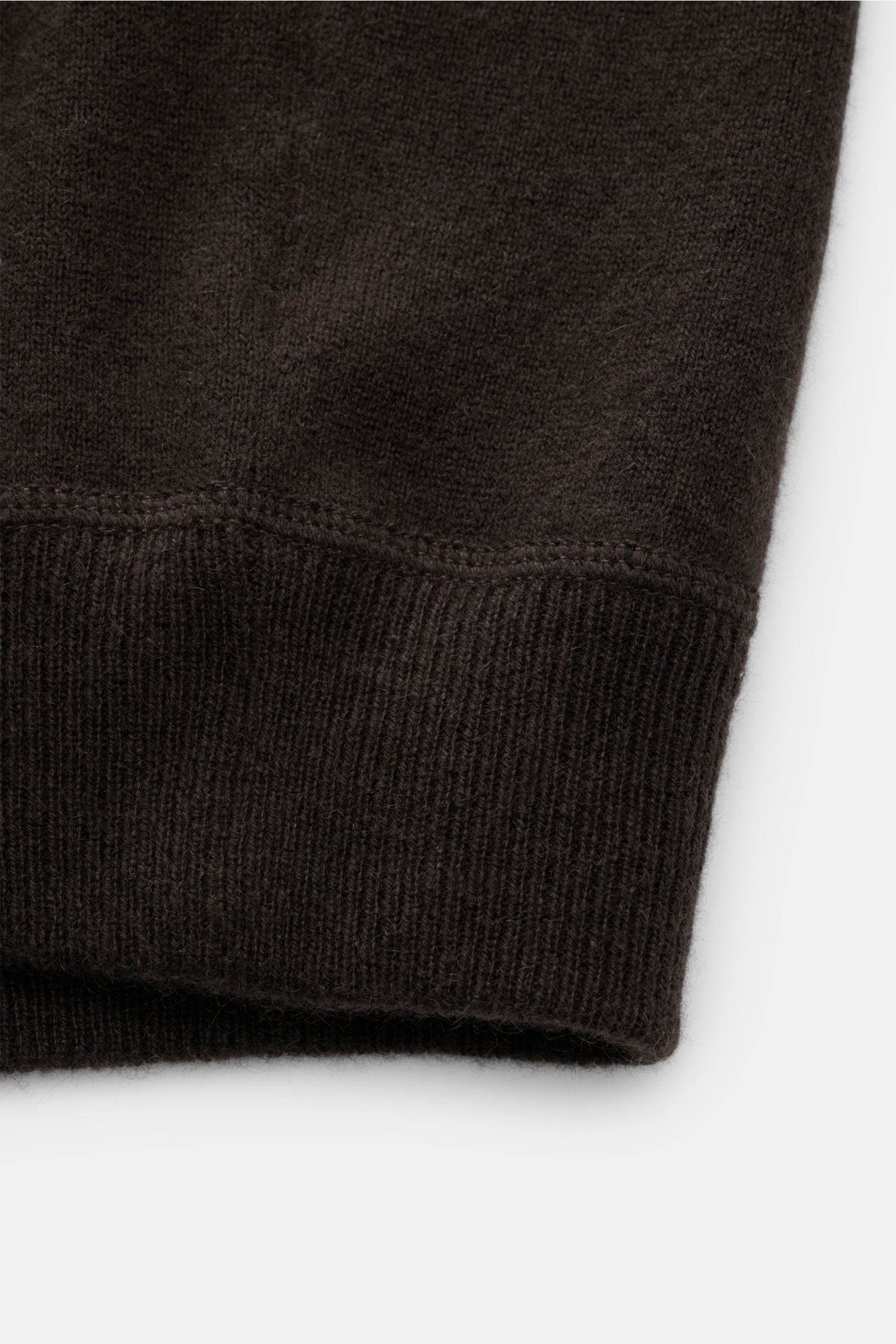 Nahaufnahme der von Braun Cashmere Strickjacke dunkelbraun, Detailansicht Rippbündchen und feines Strickbild aus weichem mongolischem Cashmere.