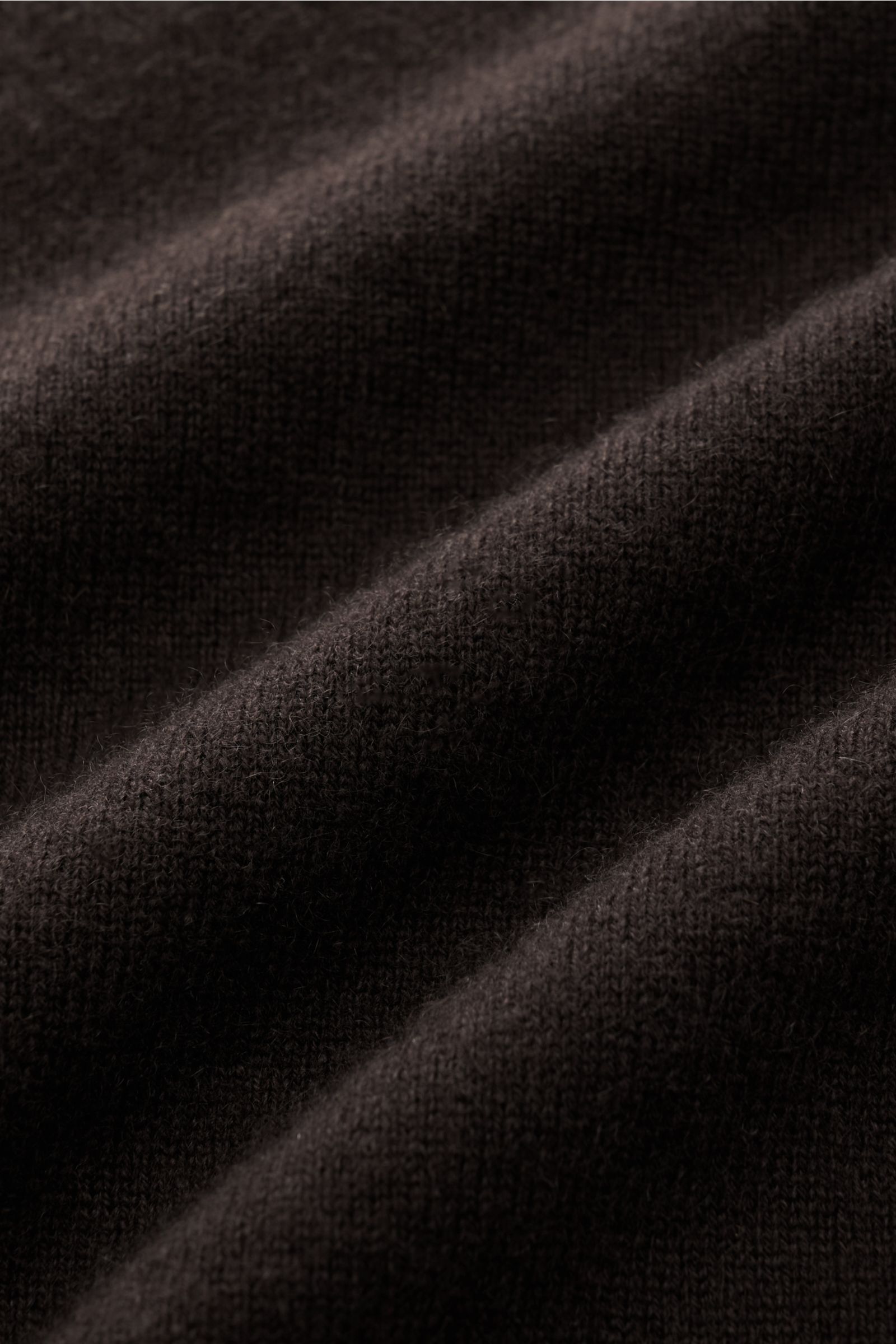 Nahaufnahme des feinen Strickbilds der von Braun Cashmere Strickjacke dunkelbraun, gefertigt aus softem mongolischem Cashmere mit weichem Griff.