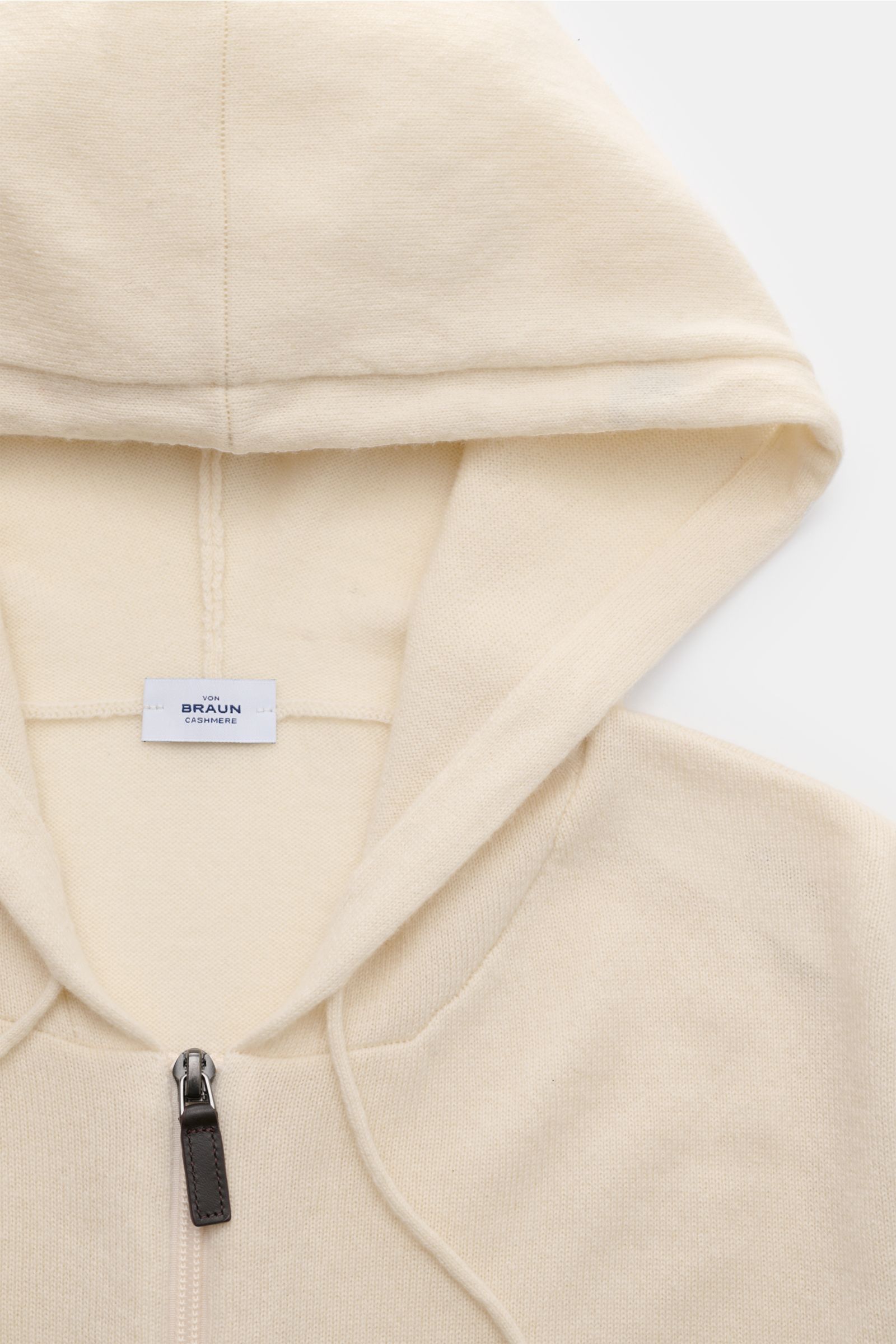 von Braun Cashmere Strickjacke offwhite in Slim Fit, frontal fotografiert, Kapuze mit Tunnelzug, Zwei-Wege-Reißverschluss, weicher Griff, feines Strickbild, reine mongolische Cashmere-Qualität.